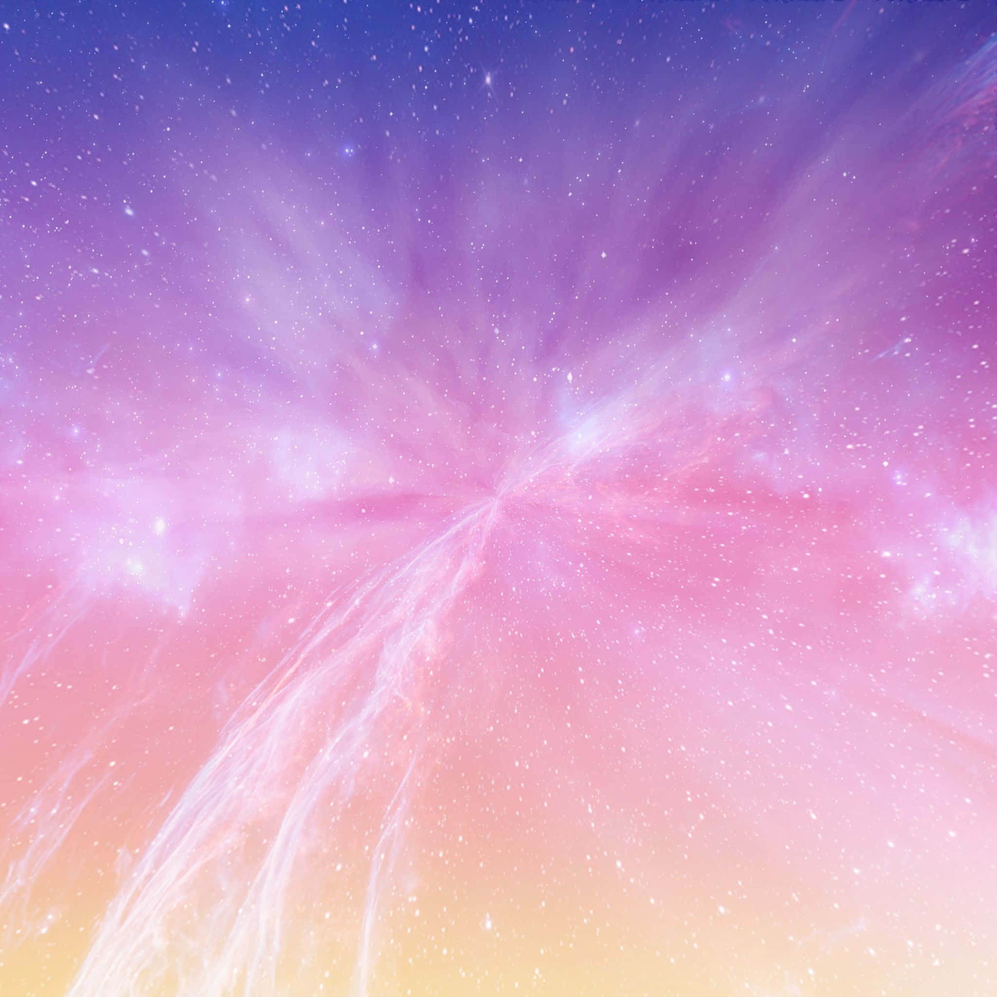 桌布 壁紙 — 一個宇宙星雲在夢幻般的太空背景下散發出柔和的粉紅色、紫色和金色色調，並有閃爍的星星。