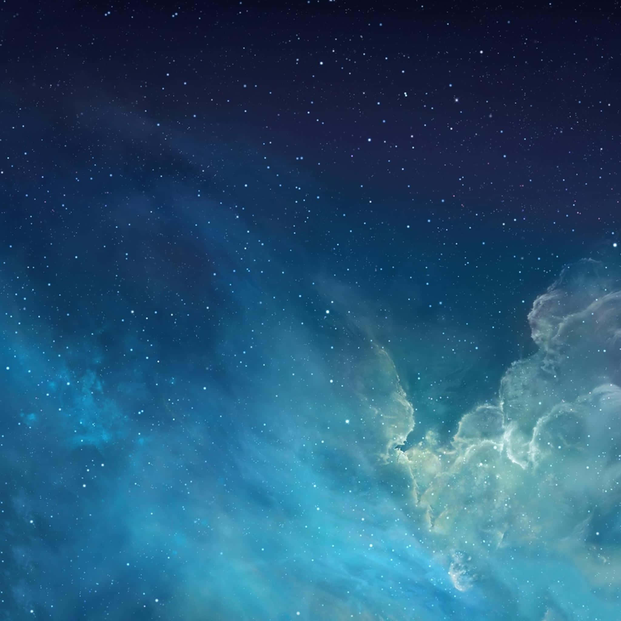 iPad Air 2 桌布 壁紙 — 一個宇宙星雲在星場下以鮮豔的藍色和青色旋轉，散發著空靈的光芒。