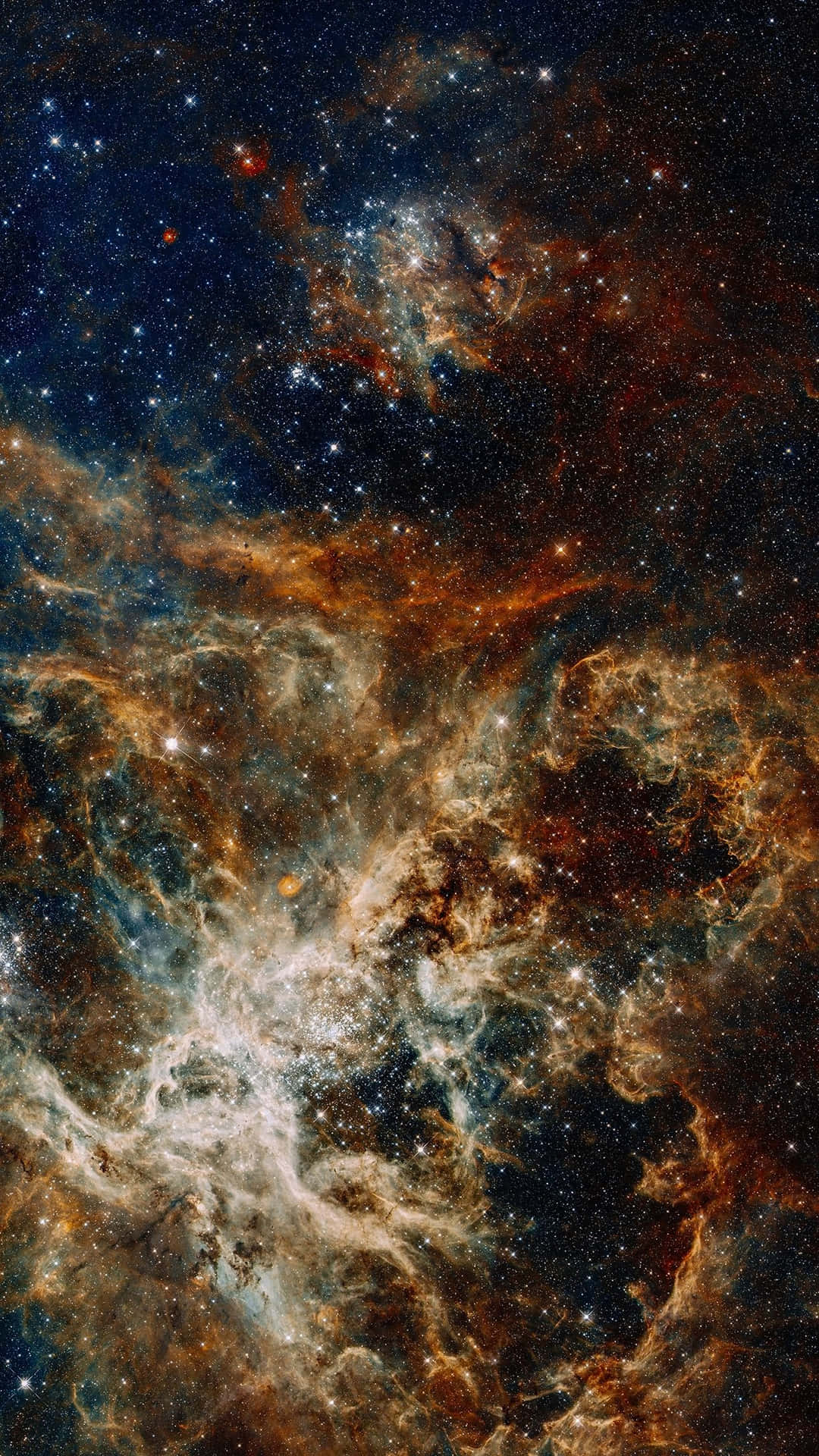 銀河 桌布 壁紙 — 一個宇宙星雲在星場背景下旋轉，帶有火橙色和深藍色的雲層。