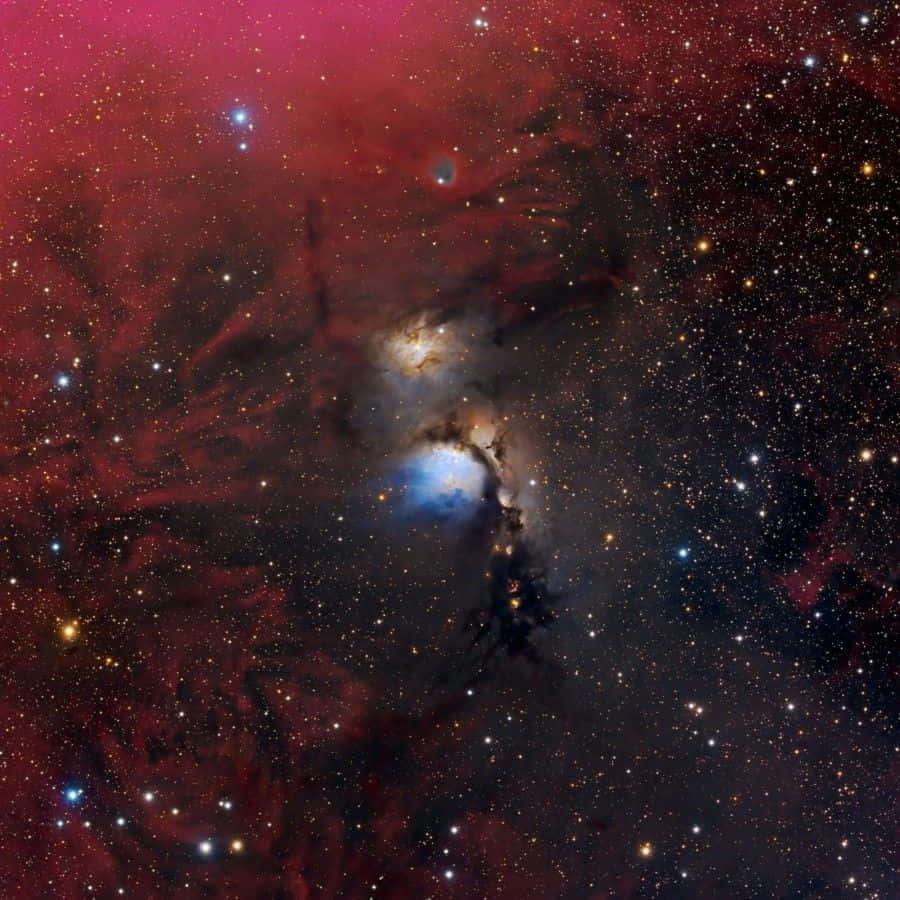 Interstellar Cloud 桌布 壁紙 — 一個宇宙星雲在星空中散發出鮮豔的紅色和藍色光芒，展現出旋轉的氣體雲和明亮的恆星孕育區。