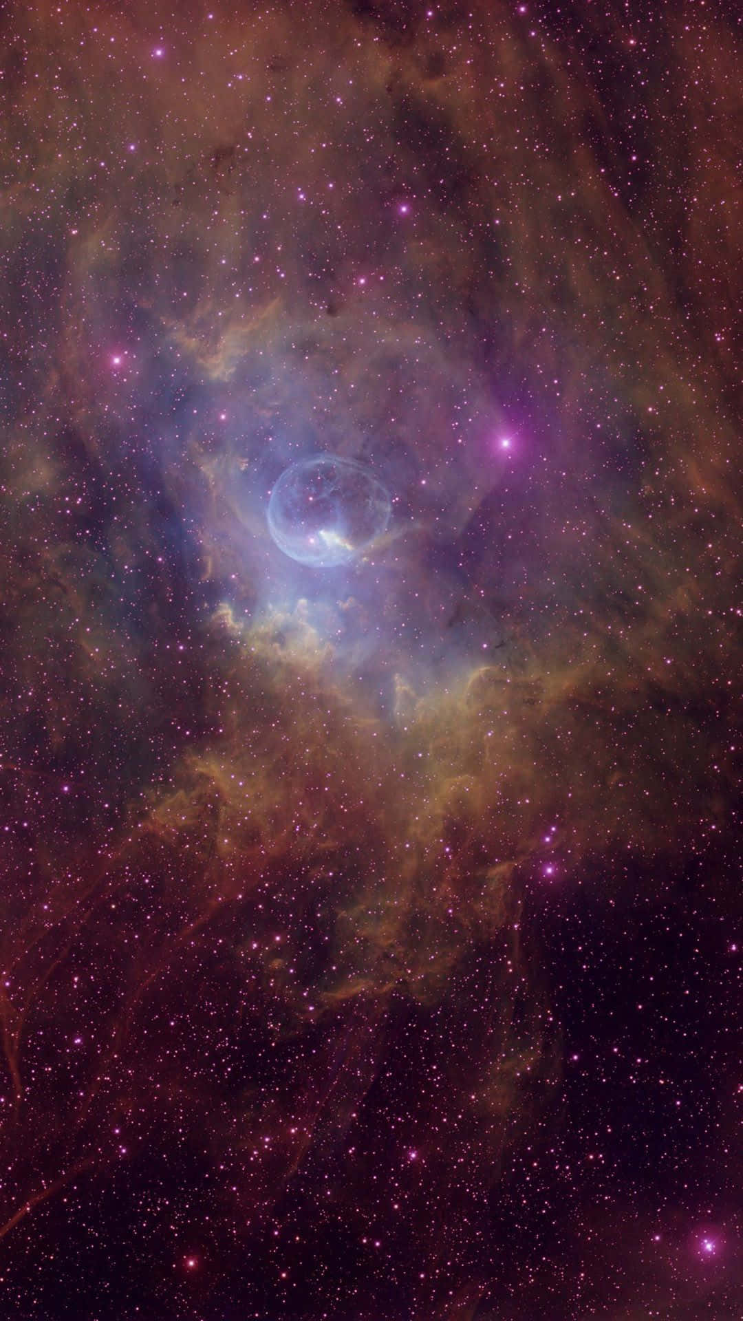 Celestial 桌布 壁紙 — 一個宇宙星雲在星空中散發著充滿活力的紫色和橙色光芒，中心有一個發光的藍色氣泡。