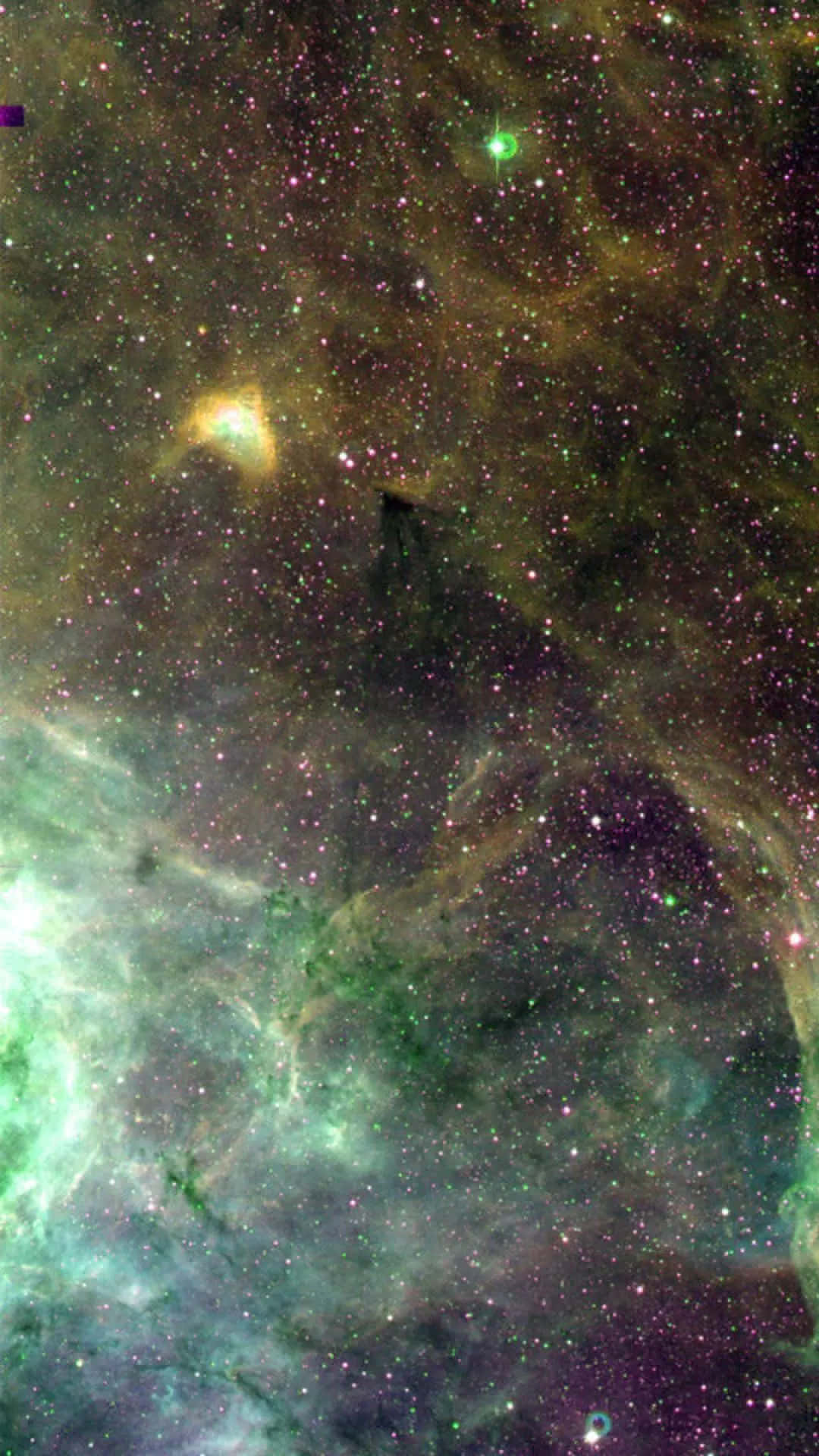 Green Galaxy 桌布 壁紙 — 一個宇宙星雲在星空中旋轉，發出綠色和橙色的光芒，並有一個黑暗的剪影。