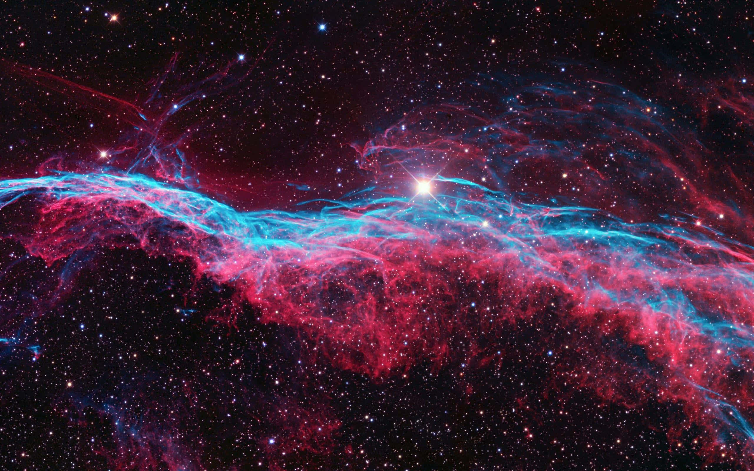 Supernova 桌布 壁紙 — 一個宇宙星雲在星空背景下以鮮豔的紅色和電光藍色旋轉，一顆明亮的中心恆星照亮了宇宙塵埃。