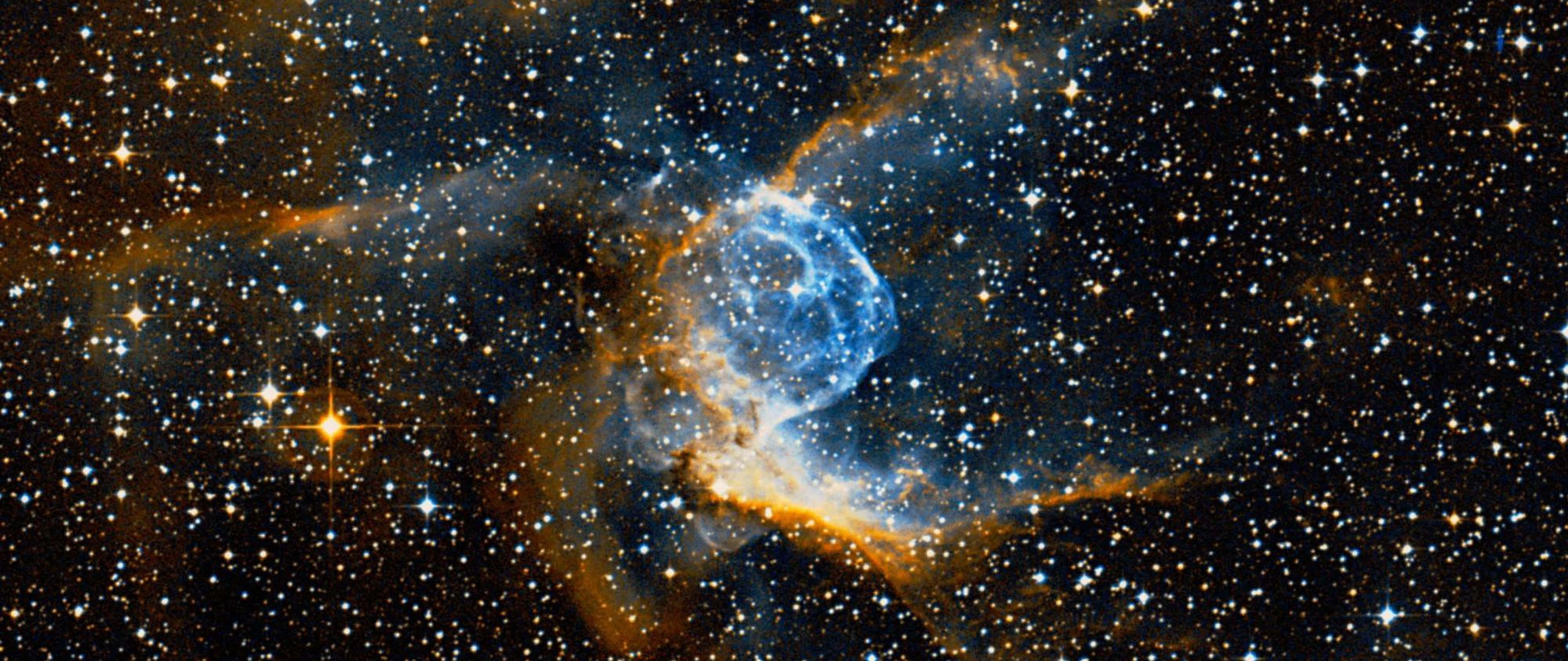 Planetary Nebula 桌布 壁紙 — 一個宇宙星雲在深空星場中散發出鮮豔的藍色和橙色光芒。
