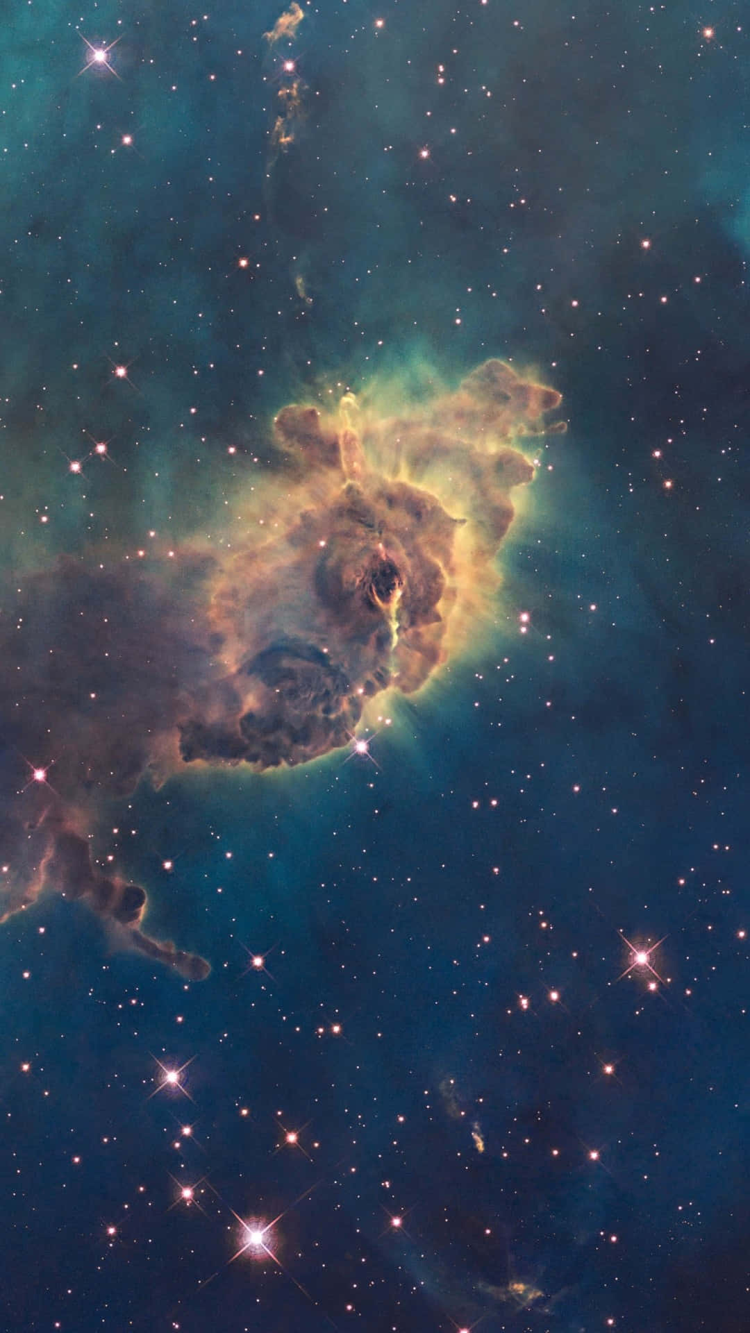 Deep Space 桌布 壁紙 — 一個宇宙星雲在深空星場中散發金色和藍綠色光芒。