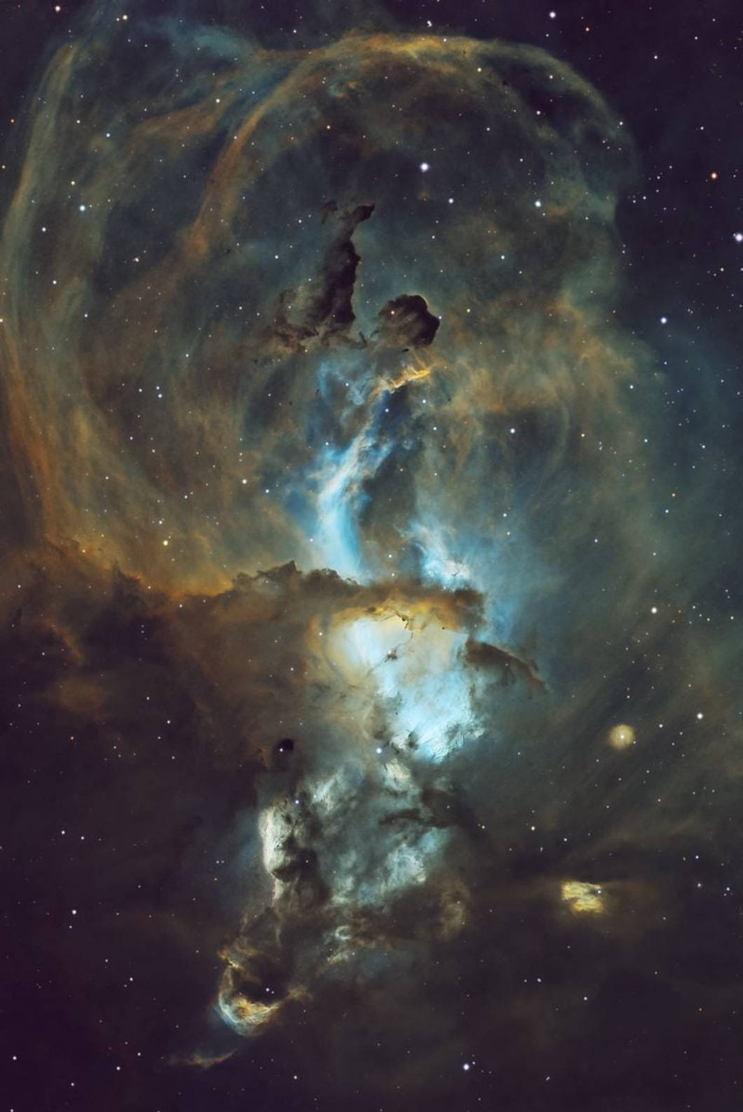 iPhone 桌布 壁紙 — 一個宇宙星雲在深空星場中旋轉，散發出藍色和琥珀色的發光氣體。
