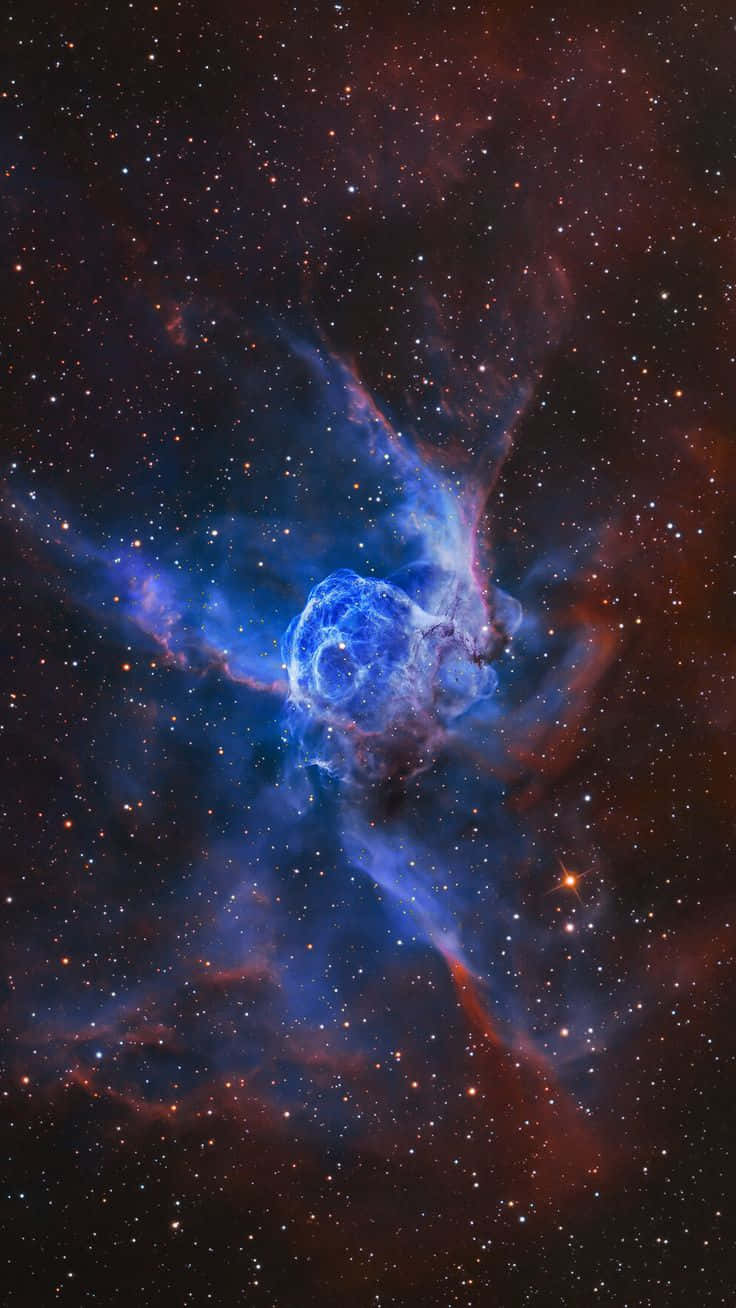 Interstellar Cloud 桌布 壁紙 — 一個宇宙星雲在深空星場中發出電藍色和火紅色的光芒。