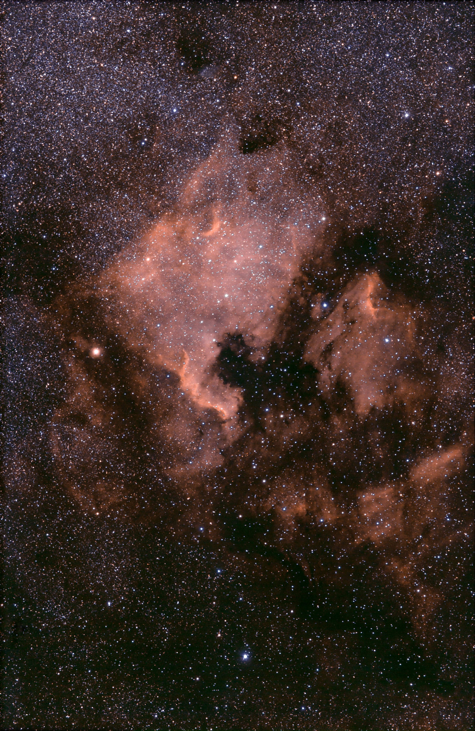 星雲 桌布 壁紙 — 一個宇宙星雲在深空星場背景下散發出火熱的橙色和深紫色光芒。