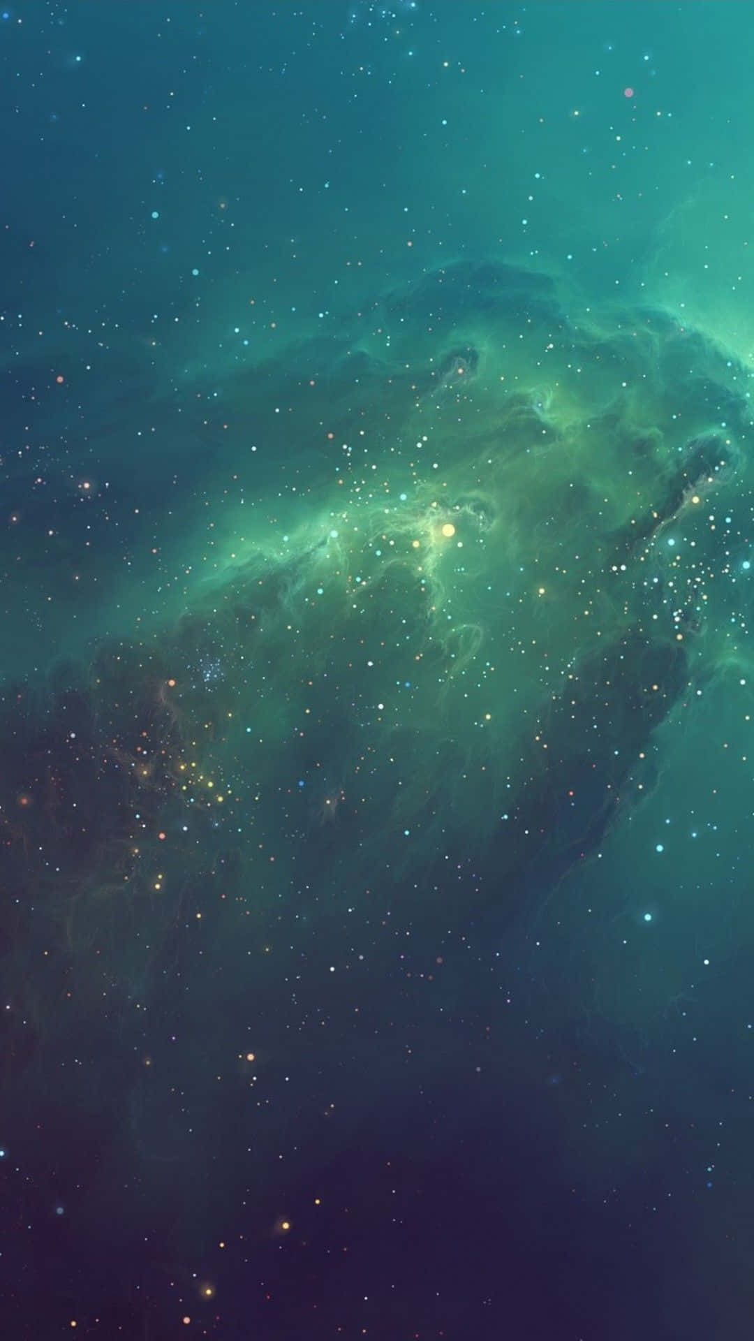 桌布 壁紙 — 一個宇宙星雲在深空背景下以充滿活力的藍綠色和翠綠色調旋轉，點綴著閃爍的星星。