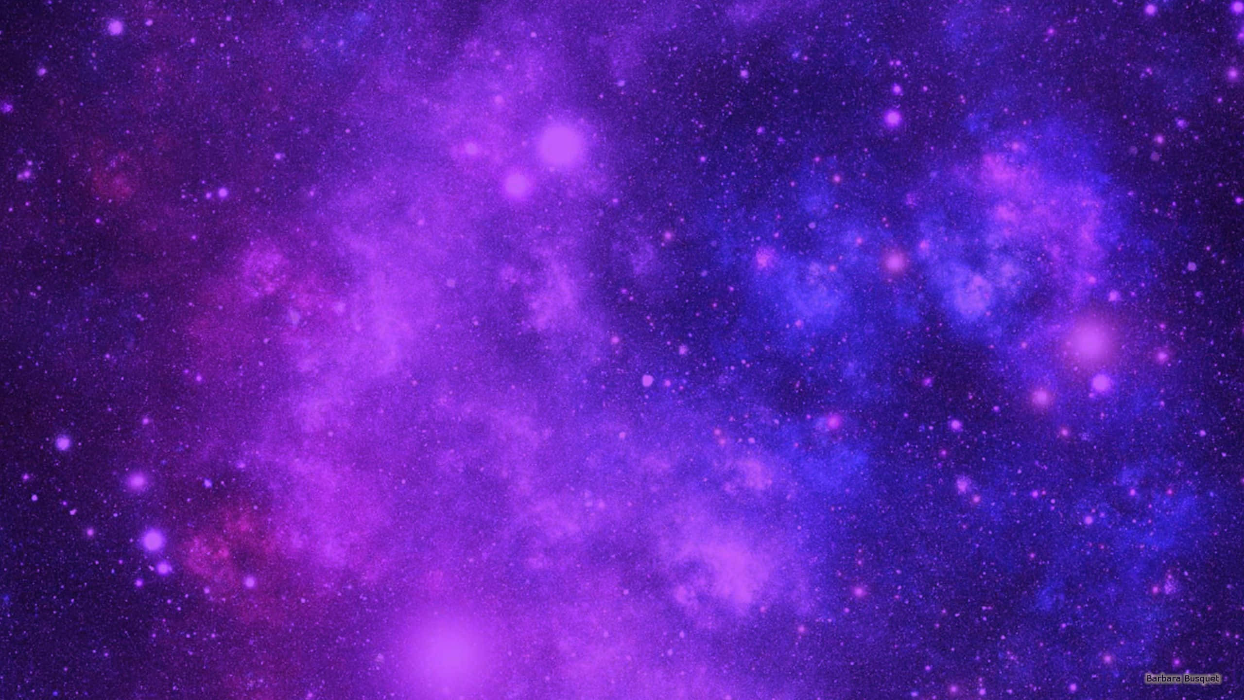 藍色 桌布 壁紙 — 一個宇宙星雲在深空背景下以鮮豔的紫色和藍色旋轉，點綴著閃爍的星星。
