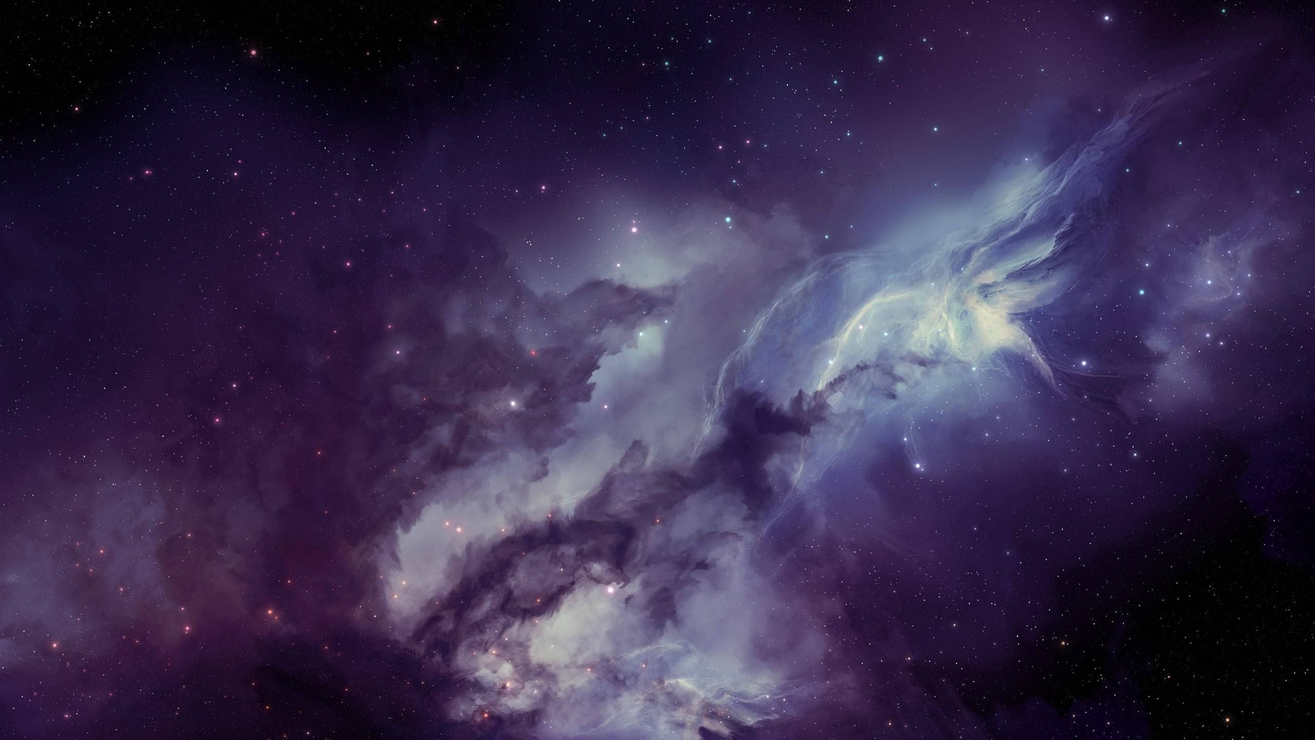 太空 桌布 壁紙 — 一個宇宙星雲在深紫色和藍色中旋轉，發光的星星散落在廣闊的黑暗太空之中。