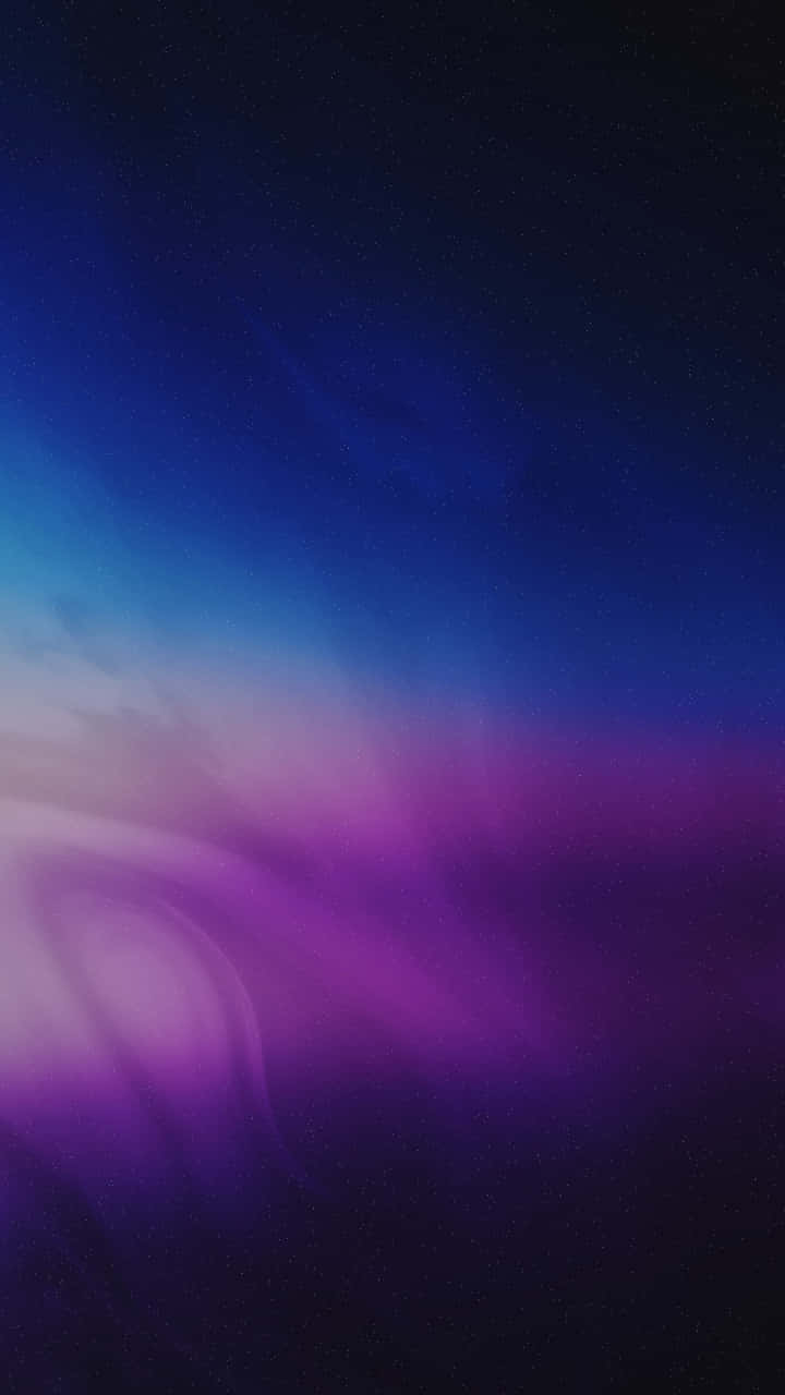 720x1280 桌布 壁紙 — 一個宇宙星雲在深紫色和藍色中旋轉，背景是繁星點點的夜空，帶有柔和發光的絲縷。