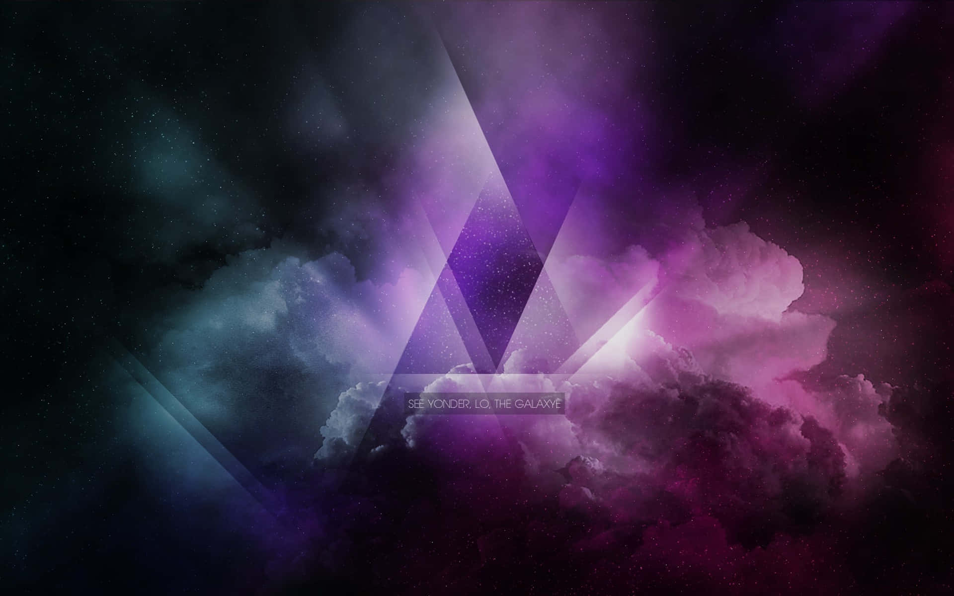 Hipster Galaxy Tumblr 桌布 壁紙 — 一個宇宙星雲在深紫色和藍色中旋轉，發光的幾何光束穿透星雲。