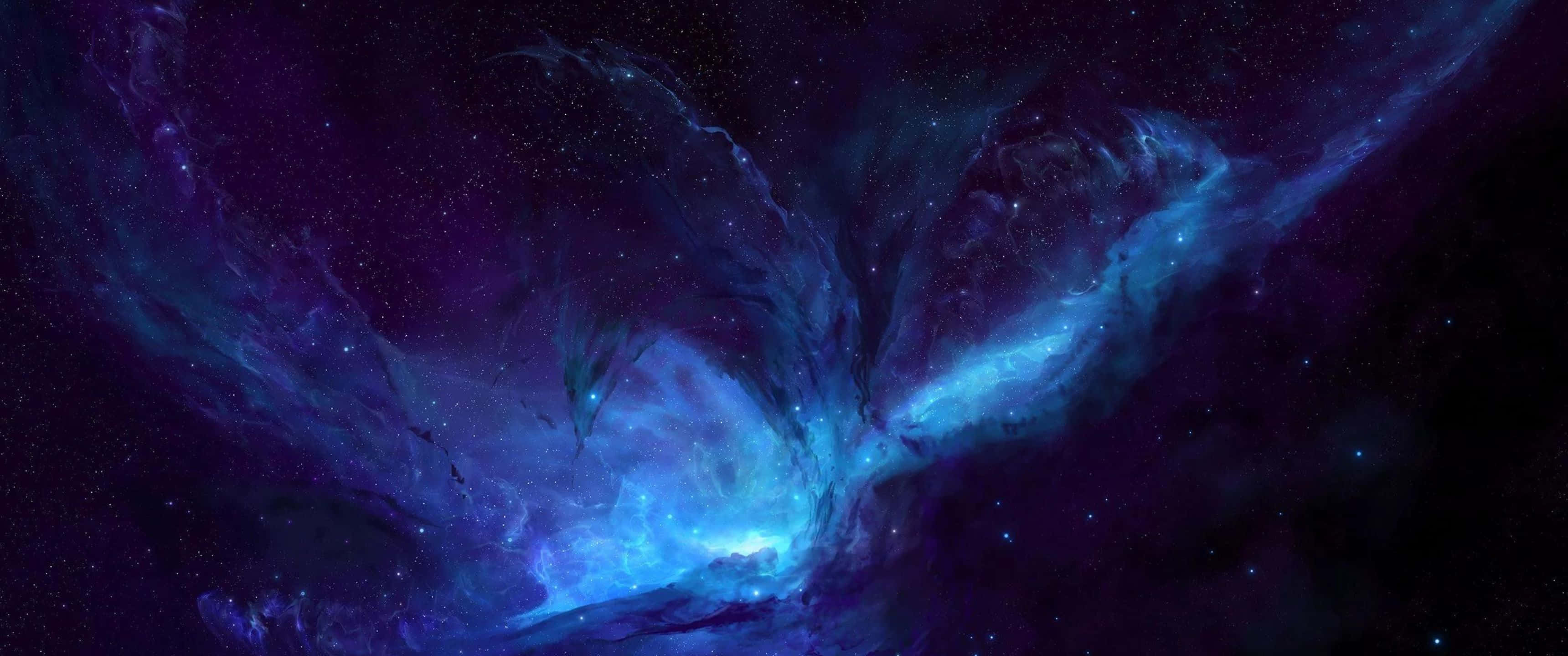 Blue Space 桌布 壁紙 — 一個宇宙星雲在深紫色和電光藍色中旋轉，映襯著星場，散發著空靈的能量。
