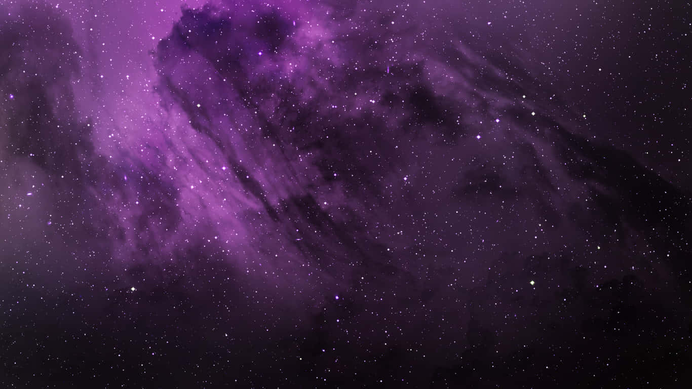 1366x768 桌布 壁紙 — 一個宇宙星雲在深紫色和黑色中旋轉，閃爍的星星散落在廣闊的夜空。