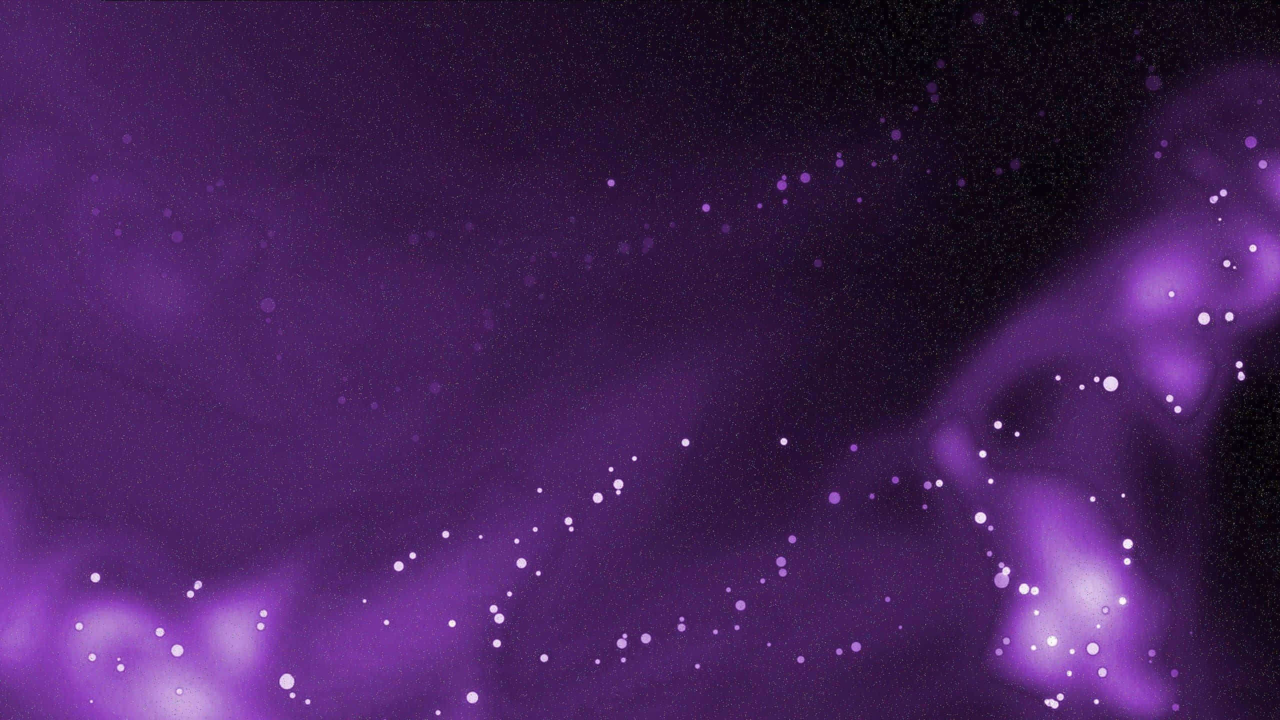 紫色美學 桌布 壁紙 — 一個宇宙星雲在深紫色調中旋轉，點綴著發光的白色星星，背景是黑暗的虛空。