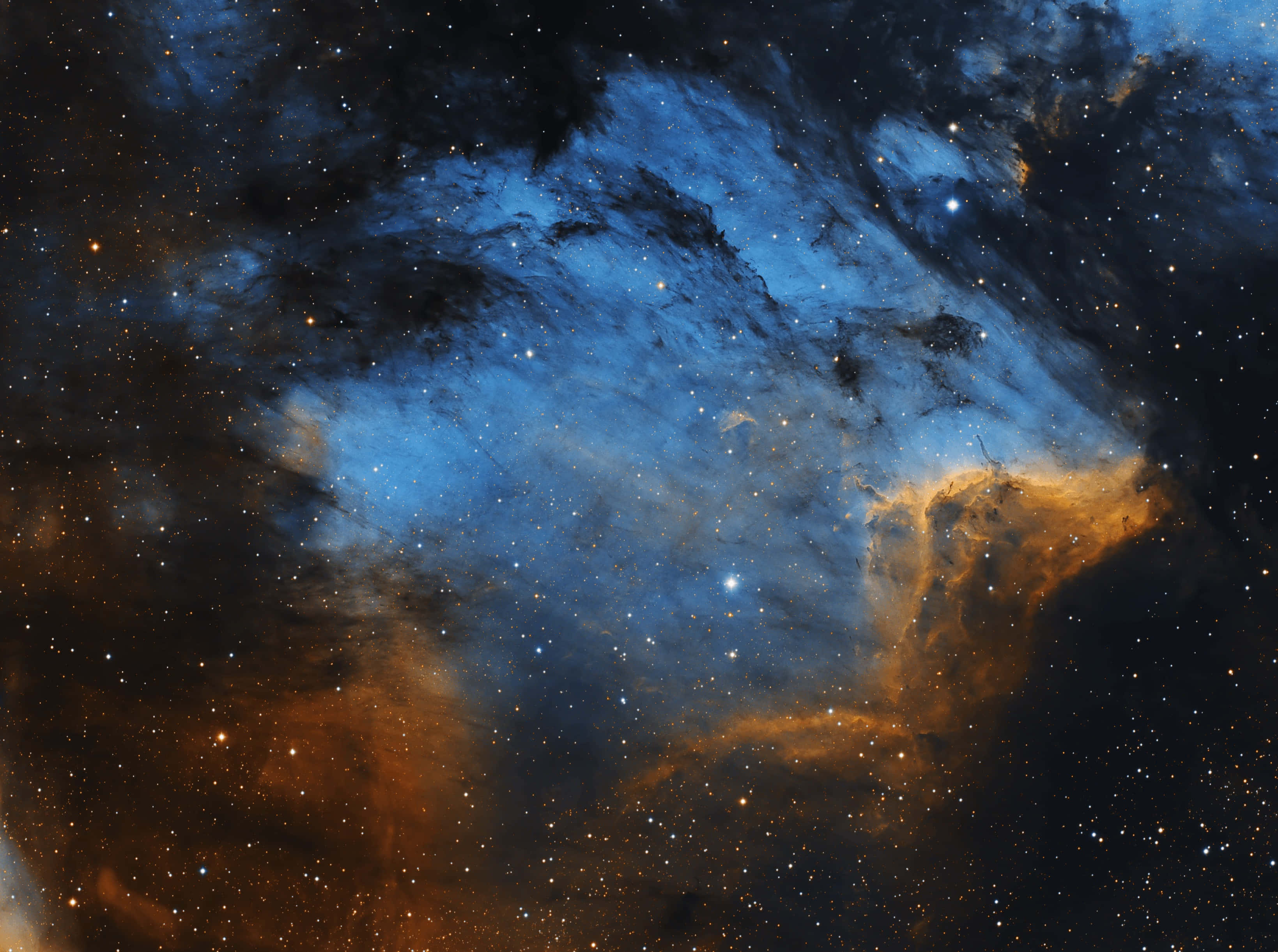 Astrophysics 桌布 壁紙 — 一個宇宙星雲在深藍色和火橙色中旋轉，背景是星空。