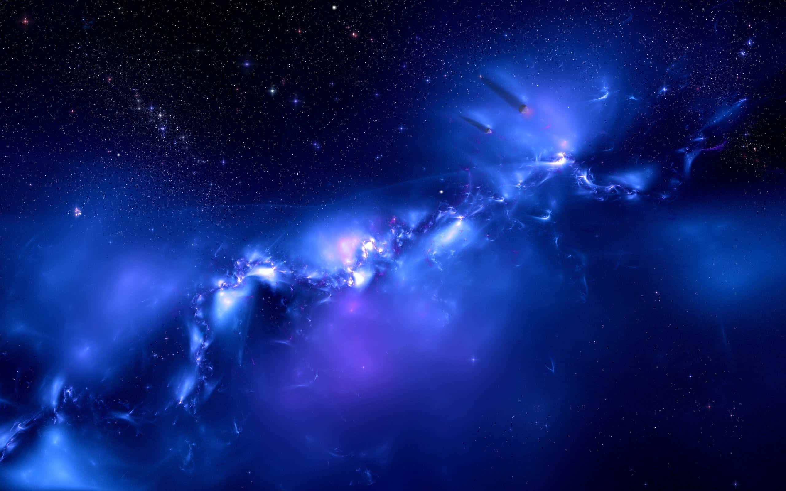 Cool Blue Galaxy 桌布 壁紙 — 一個宇宙星雲在深藍色和紫色中旋轉，背景是星場、發光的氣體雲和遙遠的太空船。