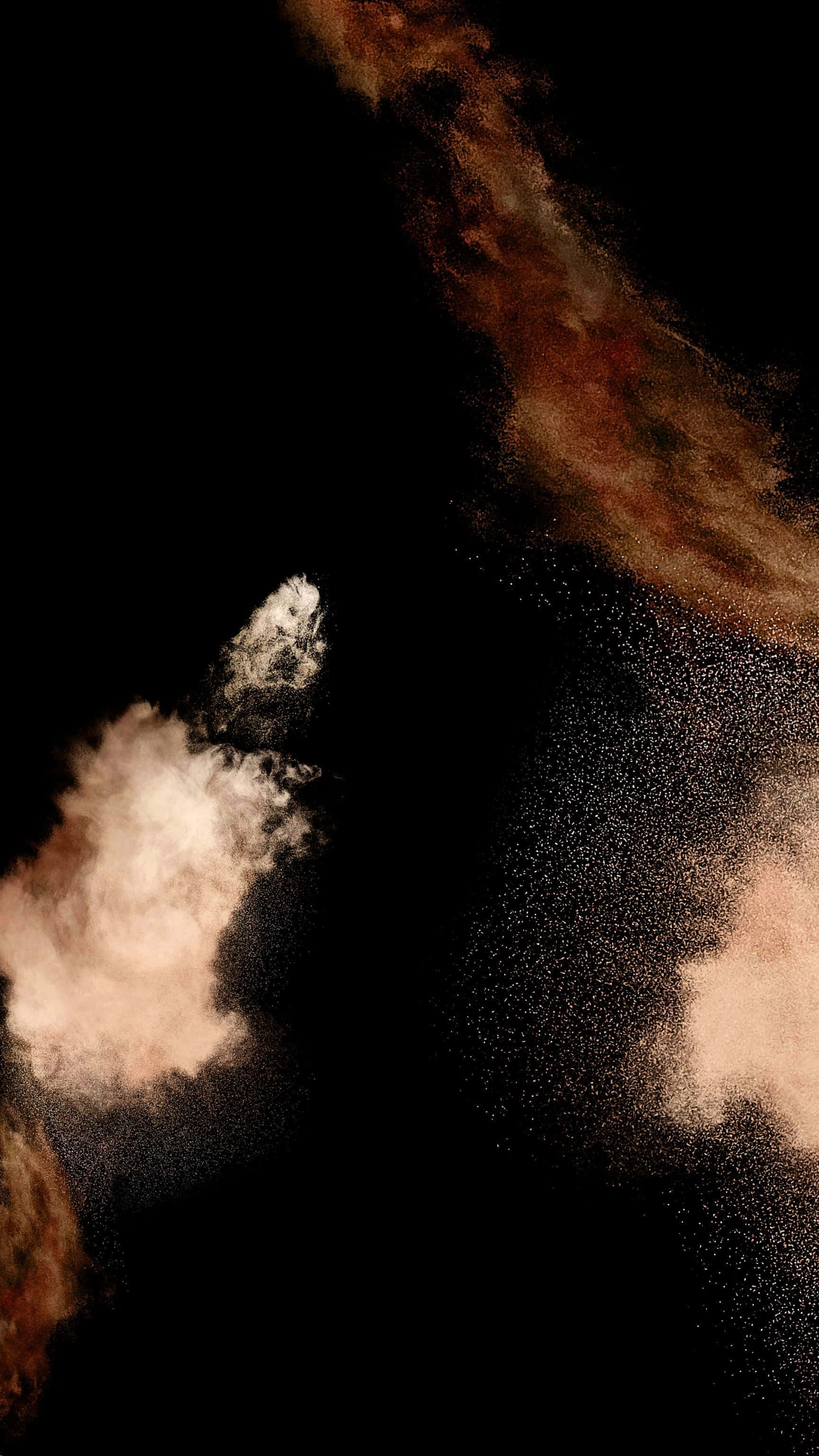 Dust 桌布 壁紙 — 一個宇宙星雲在深邃的黑色虛空中旋轉，帶有溫暖的橙色和柔軟的白色塵埃，點綴著遙遠的星星。