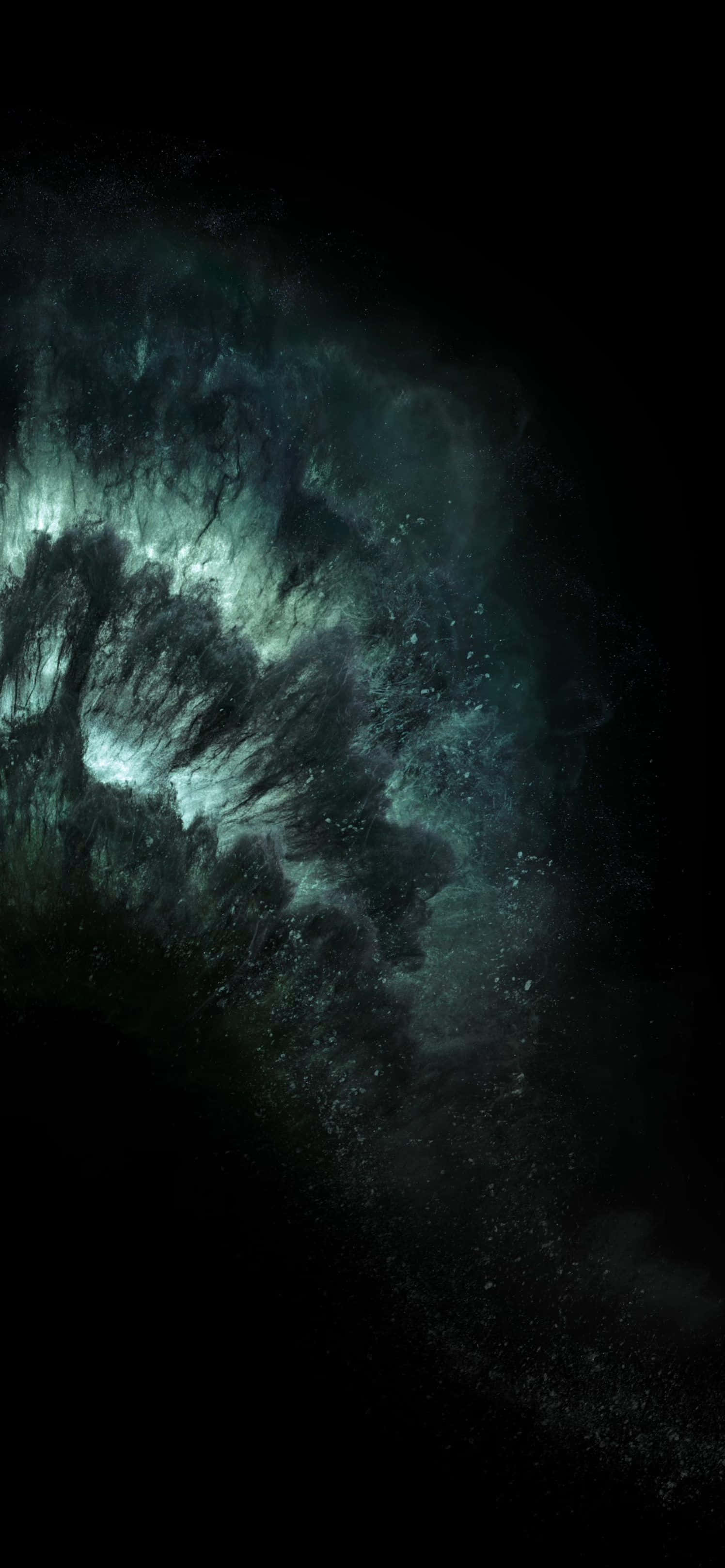 Professional iPhone 桌布 壁紙 — 一個宇宙星雲在深青色和黑色的星點虛空中旋轉，散發著空靈的神秘光芒。