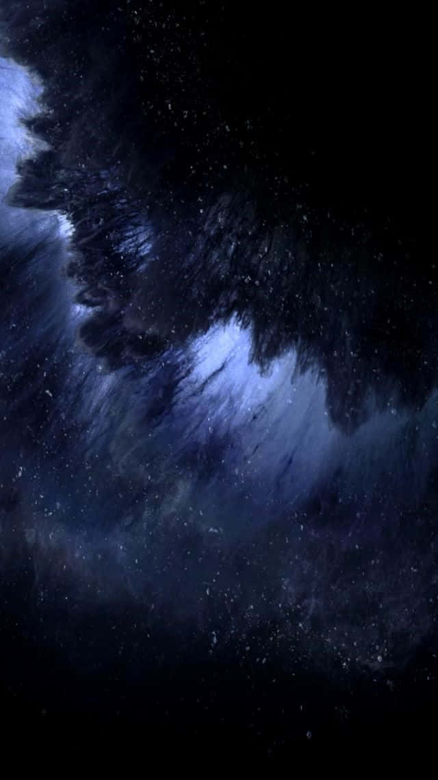 桌布 壁紙 — 一個宇宙星雲在深靛藍和黑色中旋轉，散落的星星在虛空中微弱地發光。