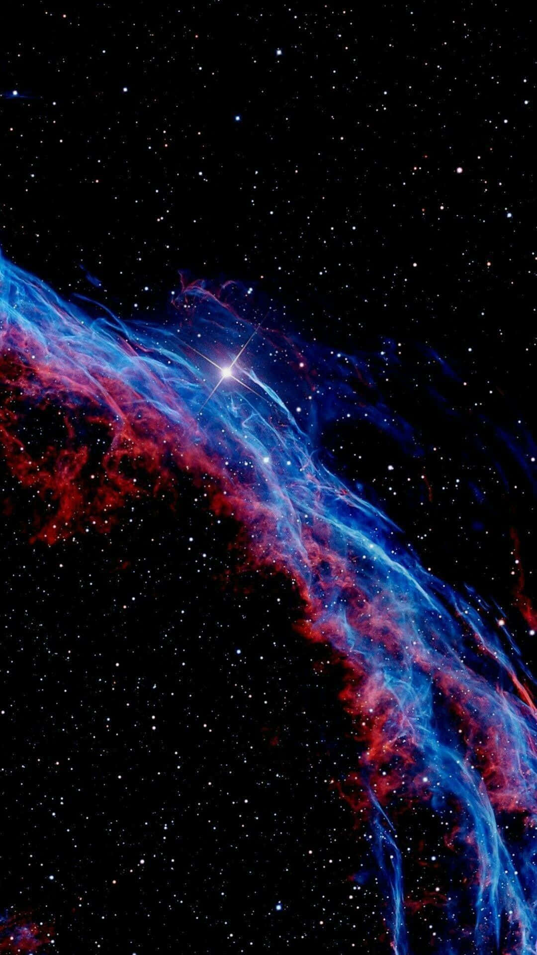 太空電話 桌布 壁紙 — 一個宇宙星雲在繁星背景下以鮮豔的藍色和紅色旋轉，一顆明亮的中央恆星照亮了宇宙塵埃。