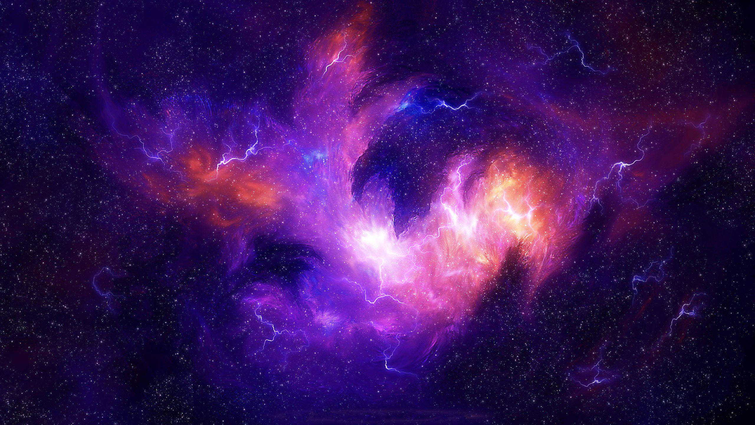 Cosmic 桌布 壁紙 — 一個宇宙星雲在繁星虛空中旋轉，帶有電光紫和火橙色的閃電。