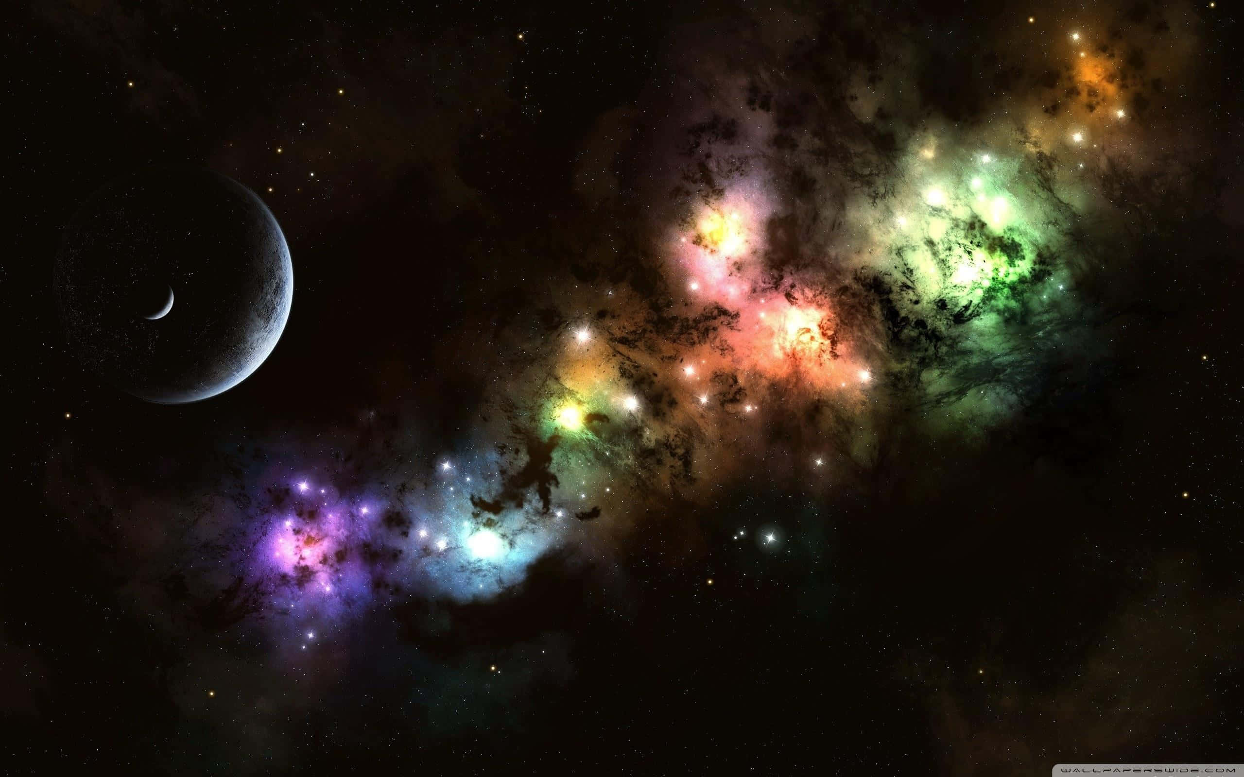 Cosmic 4K 桌布 壁紙 — 一個宇宙星雲在繁星點點的虛空中爆發，呈現出鮮豔的紫色、綠色和橙色色調，附近還有一彎新月。