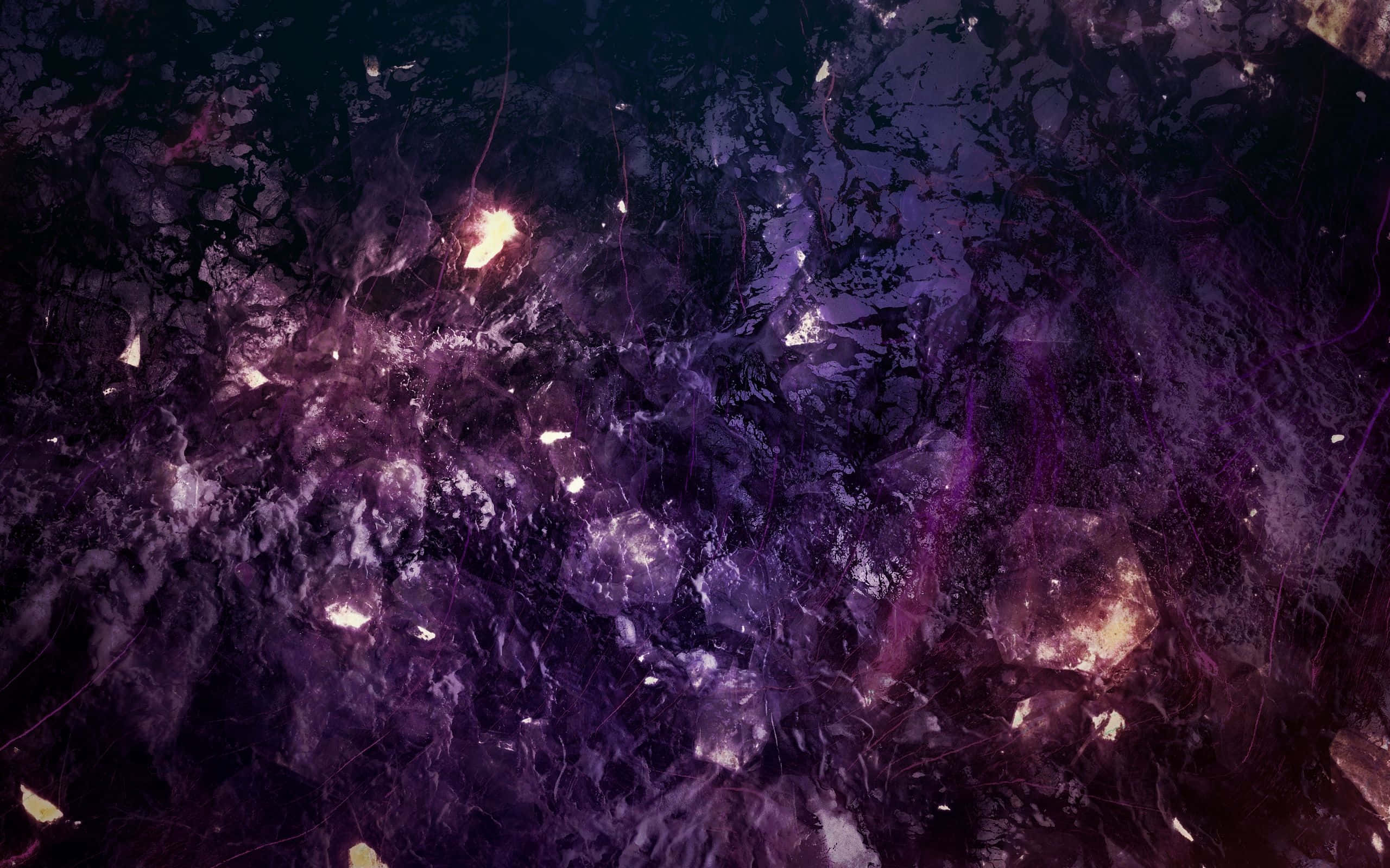 紫水晶 桌布 壁紙 — 一個宇宙星雲在黑暗虛空中旋轉，帶有深紫色和發光的琥珀色火花。