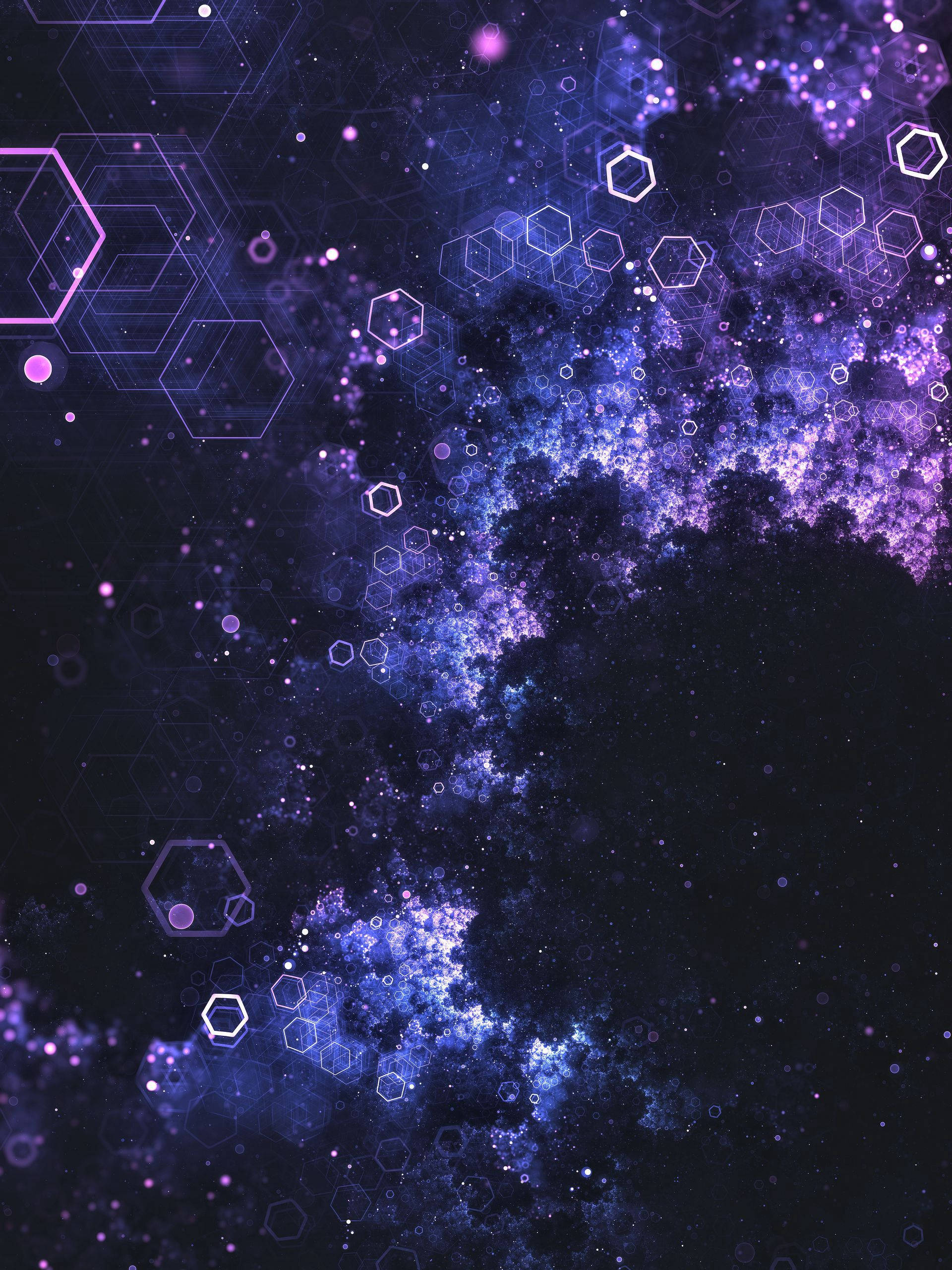 Honeycomb 桌布 壁紙 — 一個宇宙星雲在黑暗虛空中旋轉，帶有發光的紫色和藍色碎形及漂浮的六邊形。