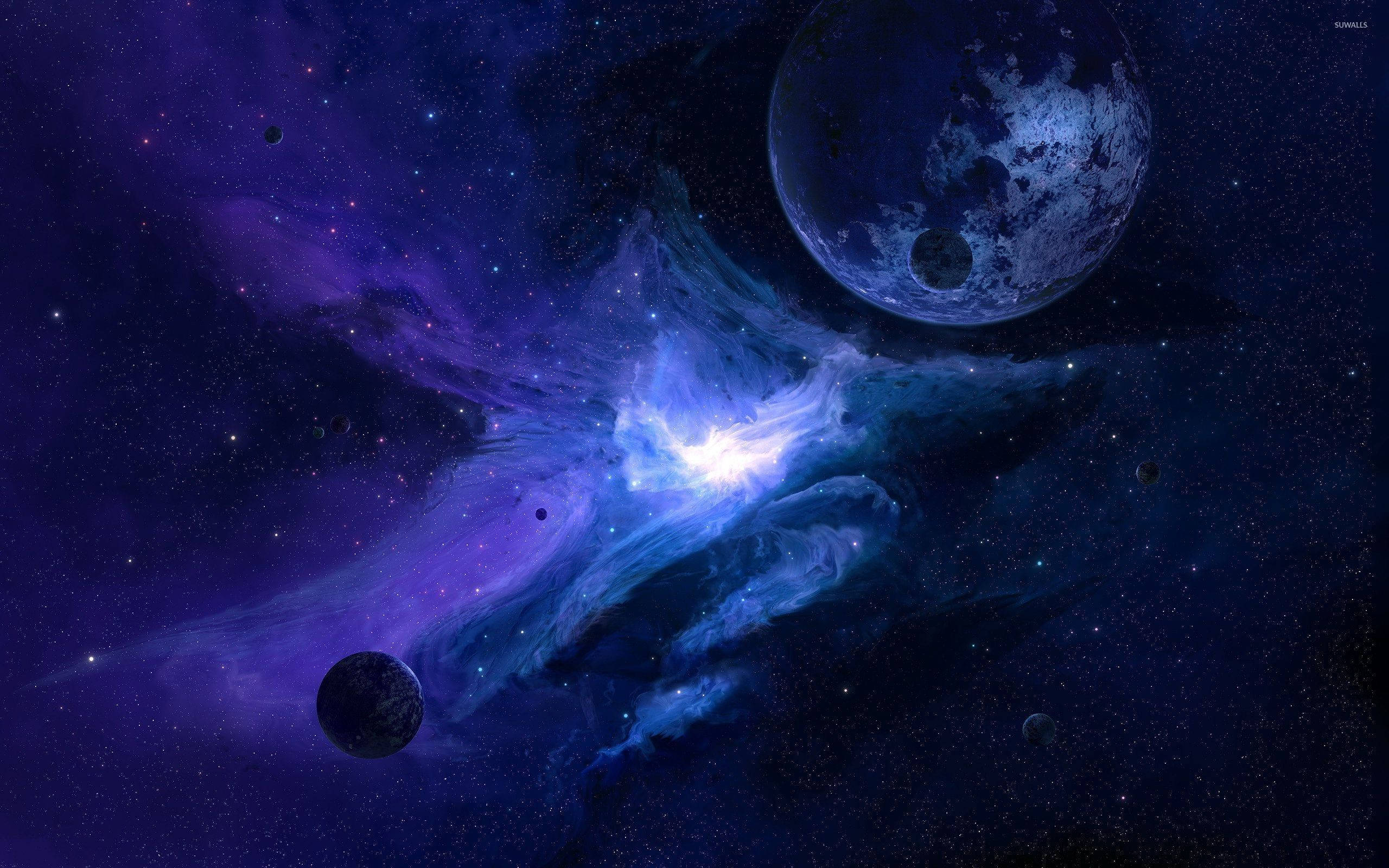 深藍色美學動圖 桌布 壁紙 — 一個宇宙星雲散發出充滿活力的藍色和紫色色調，行星在佈滿星星的虛空中漂流。