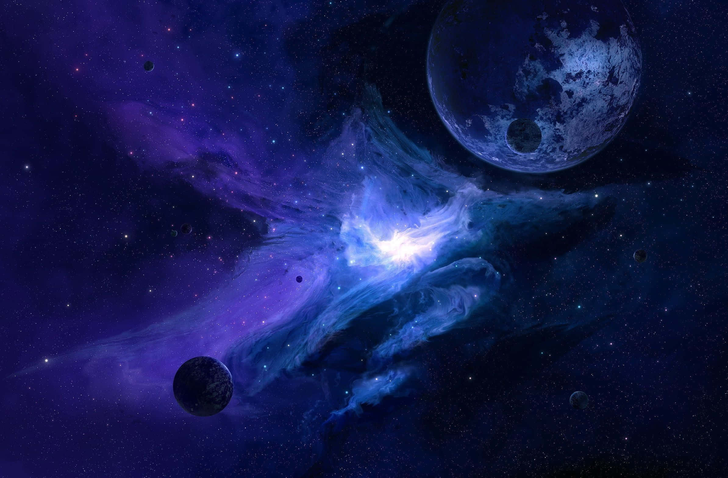 Blue Planet 桌布 壁紙 — 一個宇宙星雲發出鮮豔的藍色和紫色光芒，行星在佈滿星辰的虛空中飄移。