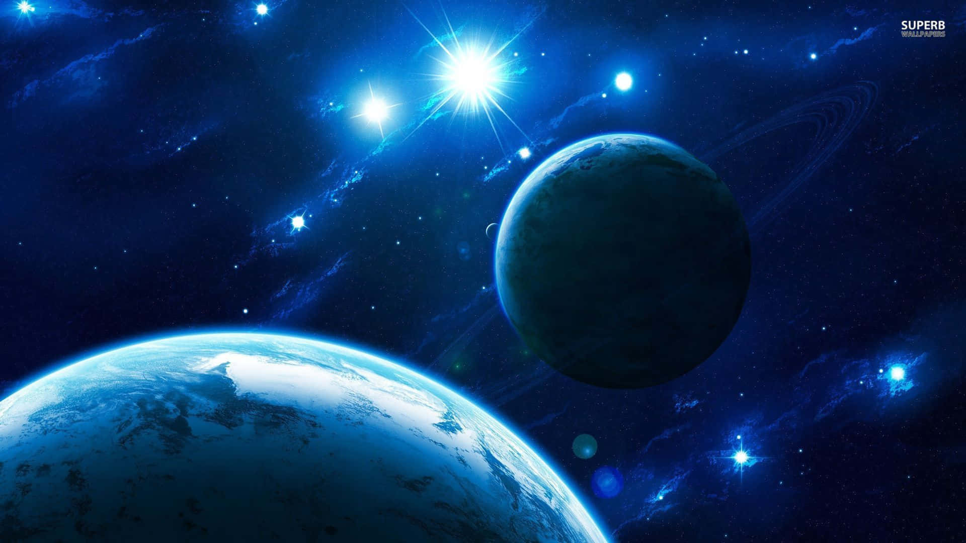 Blue Space 桌布 壁紙 — 一個宇宙景觀，兩顆行星圍繞明亮的恆星運行，伴隨著旋轉的星雲和發光的天體，在深藍色的太空中。