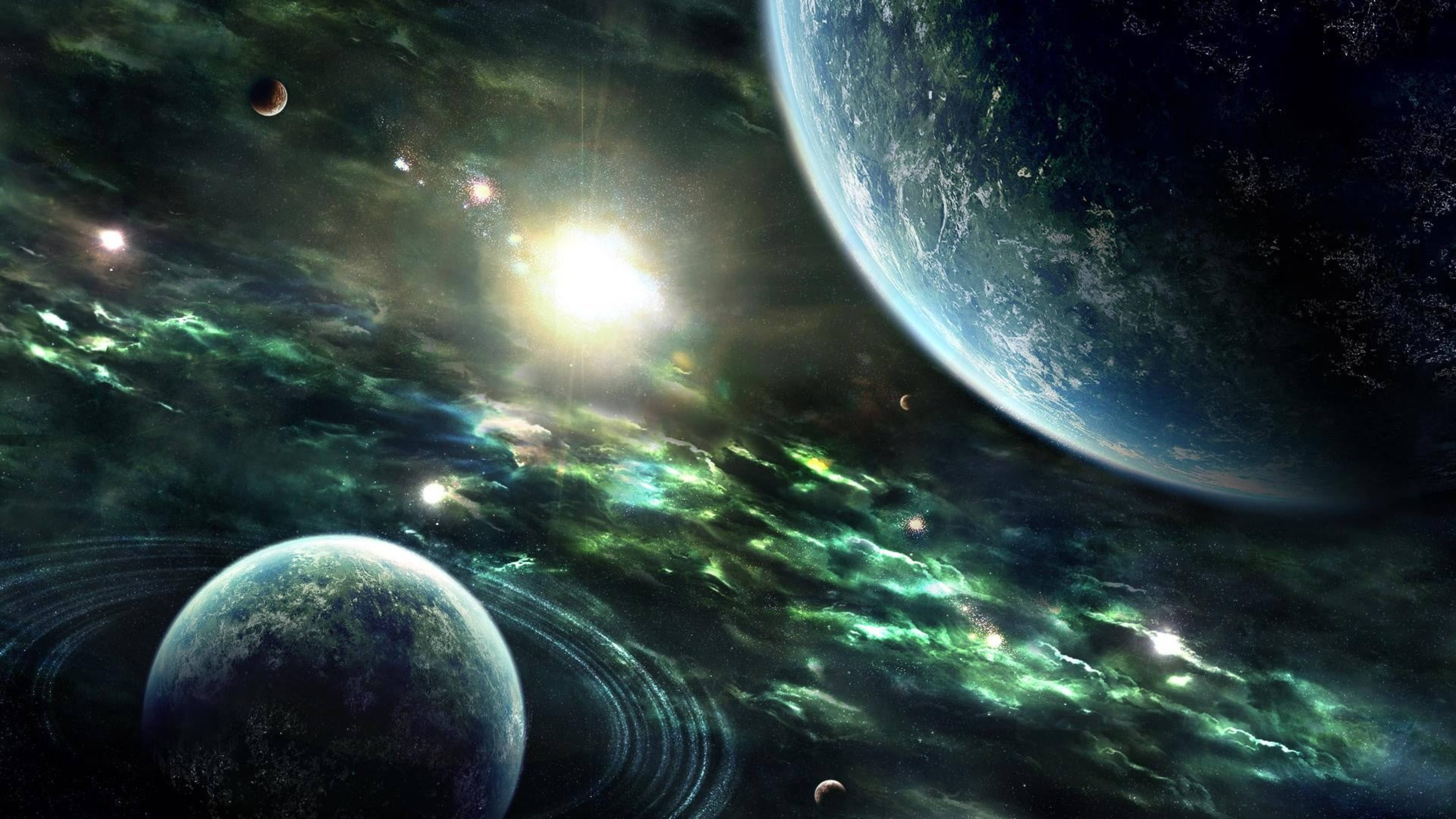 多重宇宙 桌布 壁紙 — 一個宇宙景觀，包含一顆發光的太陽、旋轉的綠色星雲，以及兩顆行星，一顆帶有光環，另一顆是藍色的類地世界。