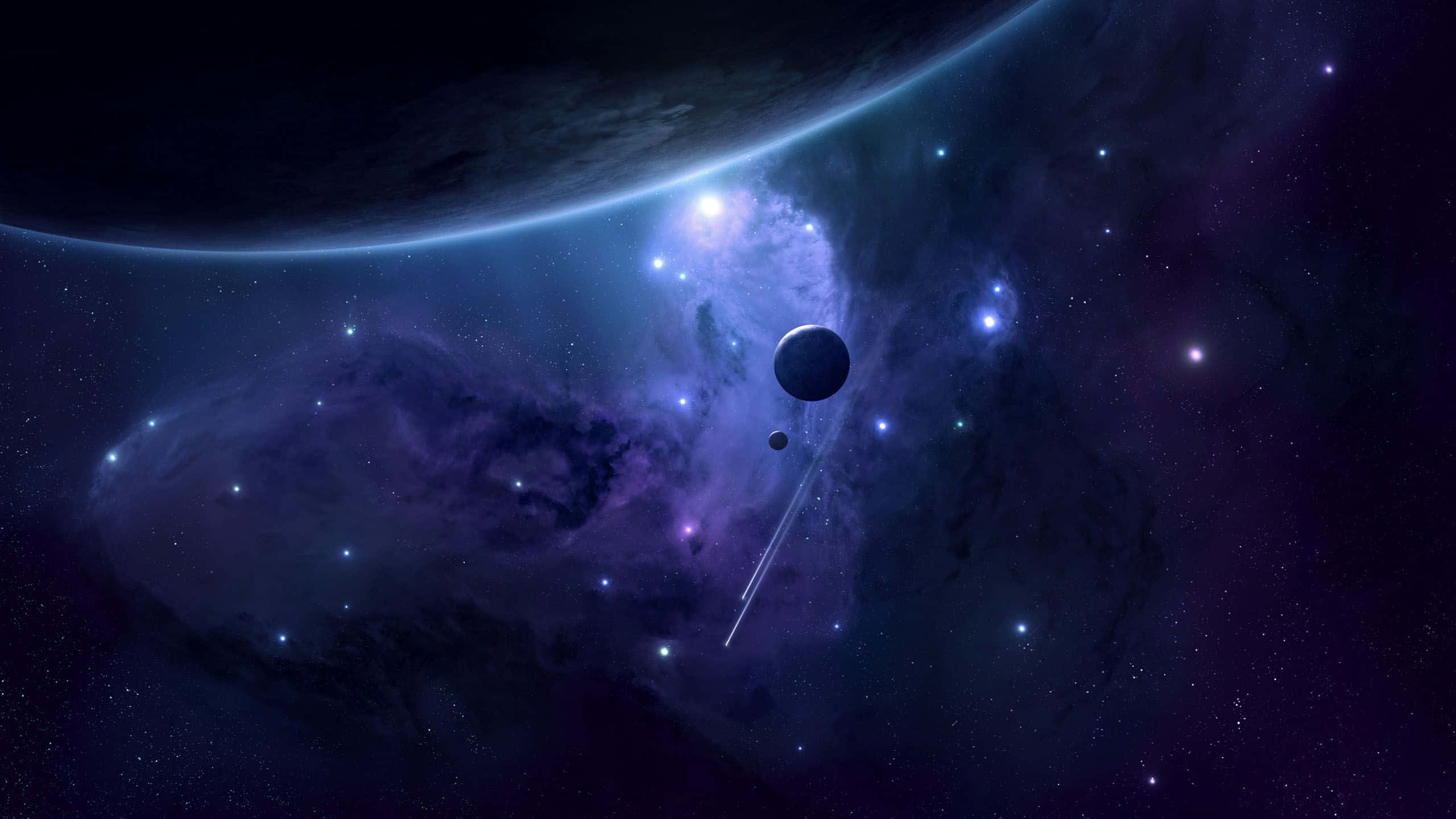 Planets 桌布 壁紙 — 一個宇宙景觀，包含一顆發光的行星、旋轉的星雲和遙遠的恆星，背景是深紫色和藍色的虛空。