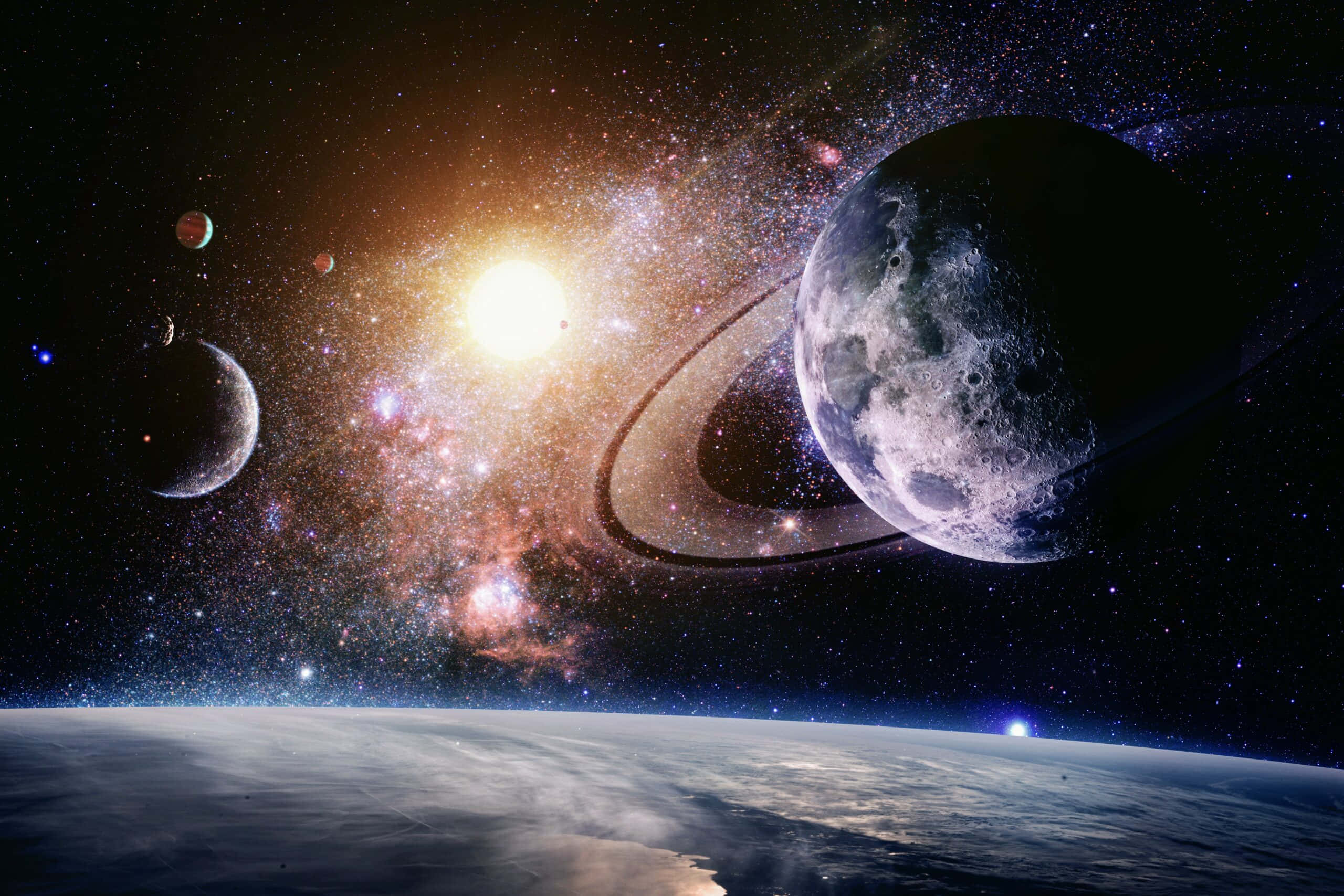 太空 桌布 壁紙 — 一個宇宙景觀，展示了一顆發光的太陽、旋轉的星雲和帶有光環的行星，背景是行星彎曲地平線上的星空。