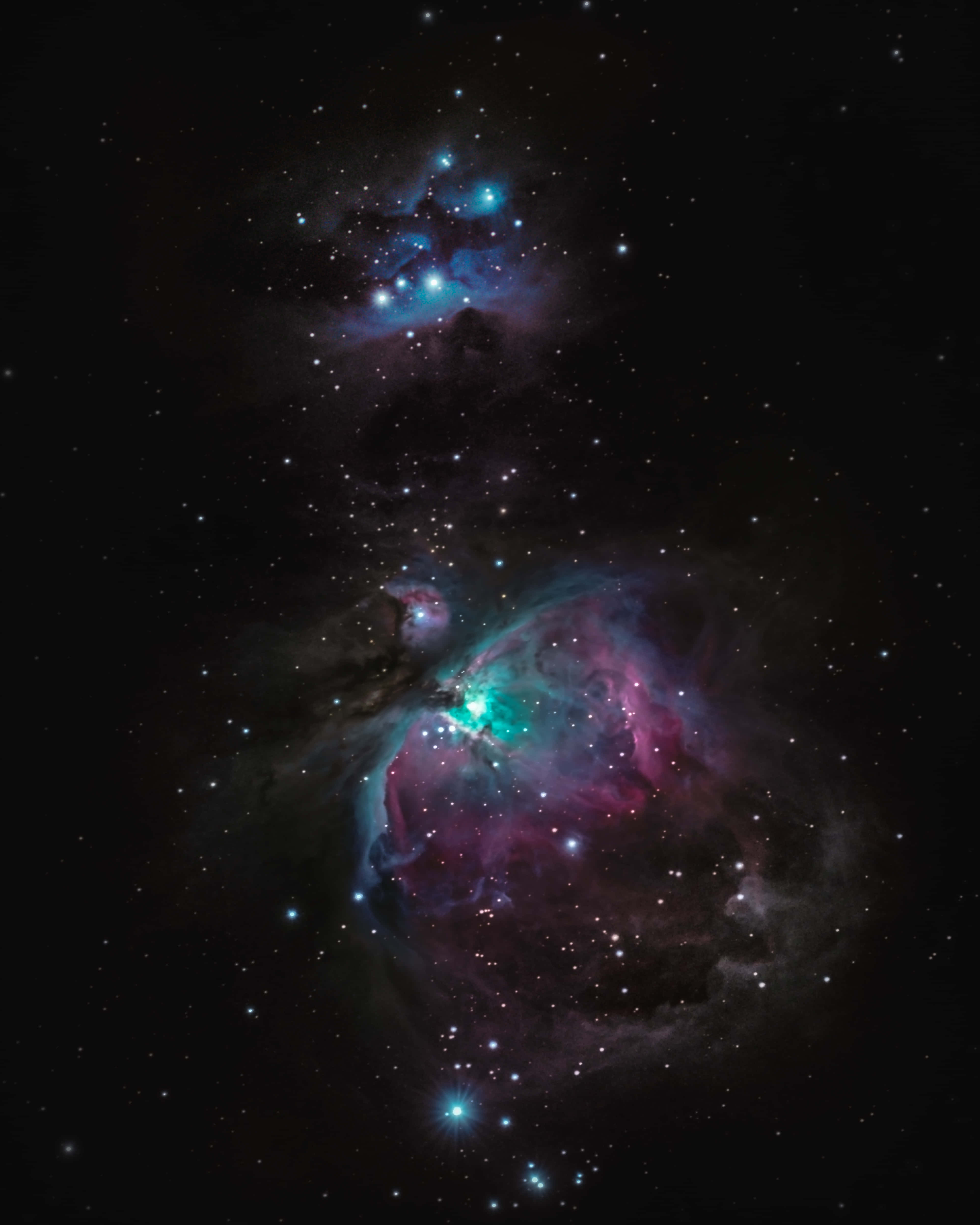 Orion 桌布 壁紙 — 一個宇宙景觀，展示在繁星點點的黑色虛空中，青綠色和洋紅色的星雲閃閃發光。