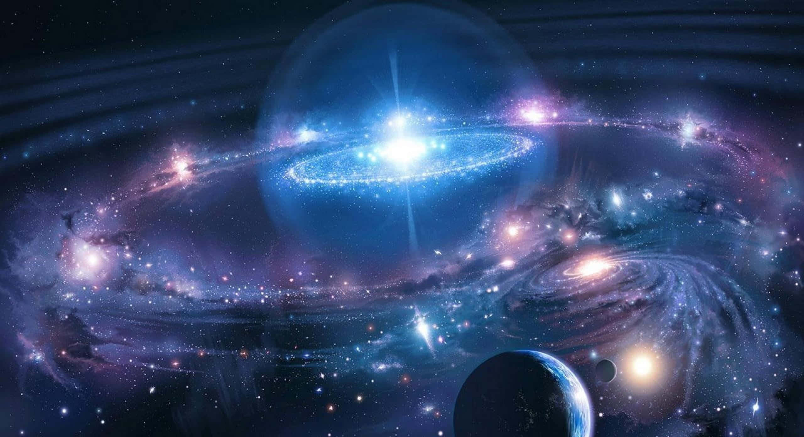 Celestial Bodies 桌布 壁紙 — 一個宇宙景觀，展示旋轉星系，鮮豔的藍色和紫色星雲在星場中發光，前景有行星。