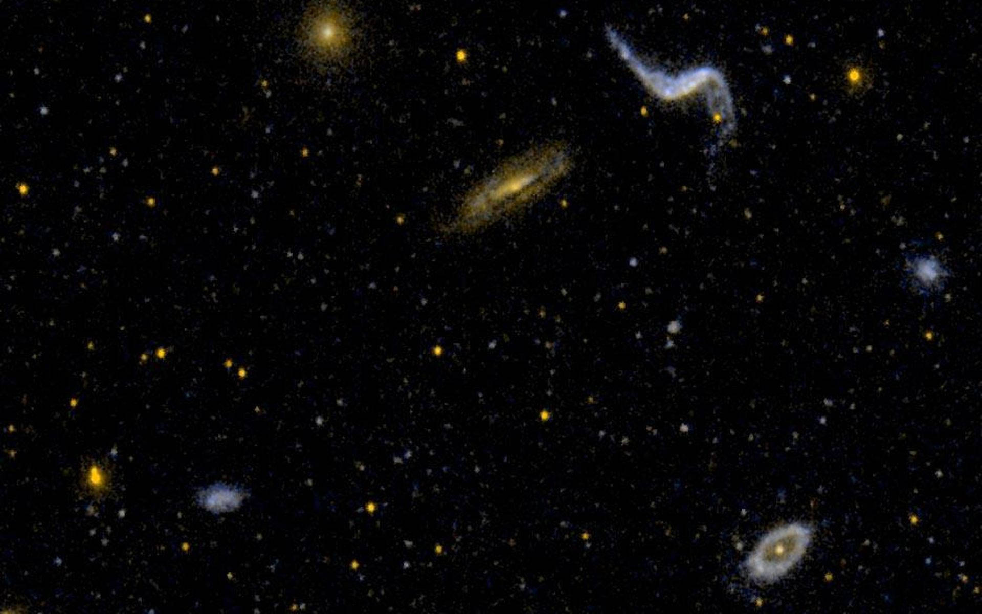 NASA 動態圖片 桌布 壁紙 — 一個宇宙景觀，展示旋轉星系和無數恆星，背景是深邃的黑色虛空。