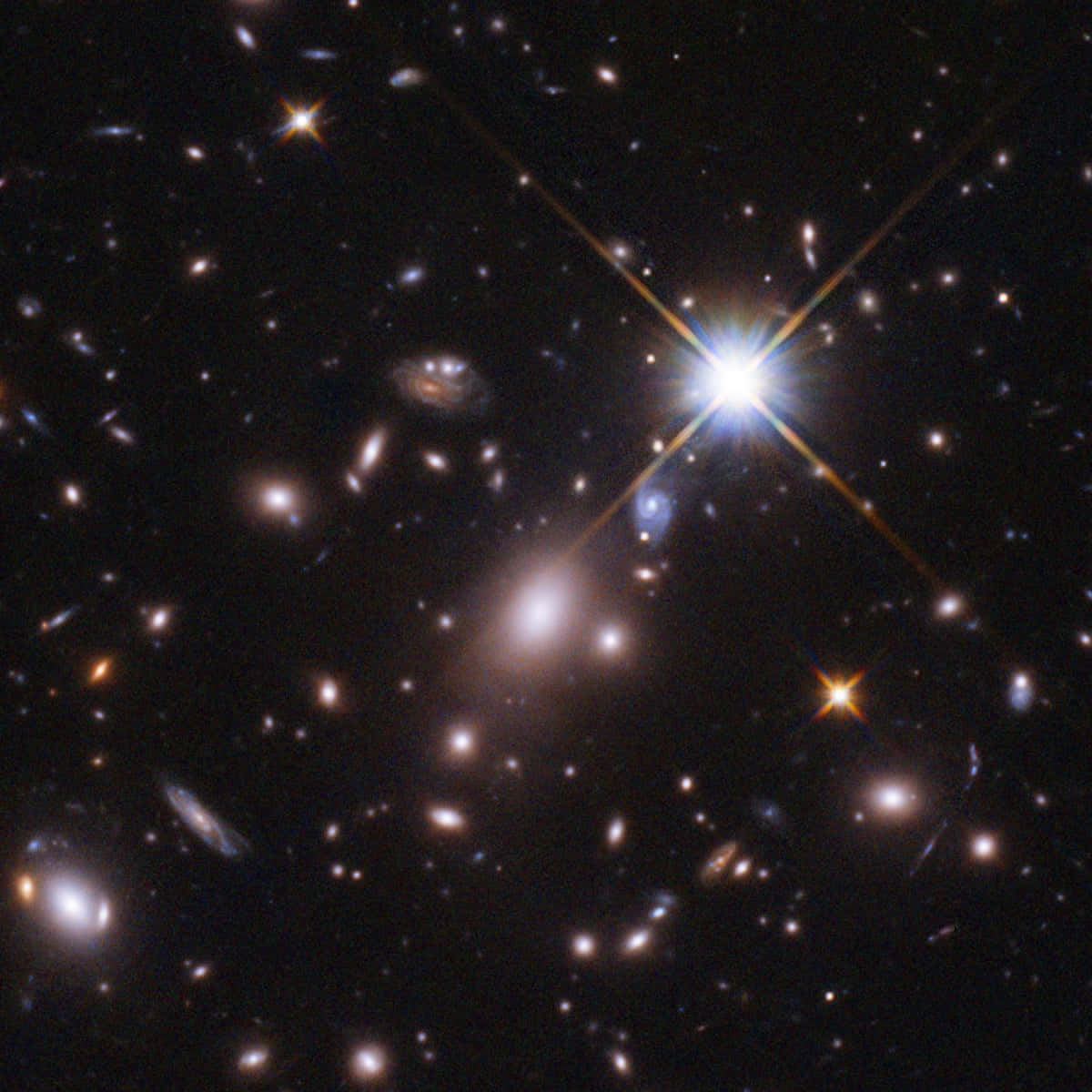 太空 桌布 壁紙 — 一個宇宙景觀，展示遙遠的星系和明亮的星星，帶有鏡頭光暈效果，背景是深邃的黑色虛空。