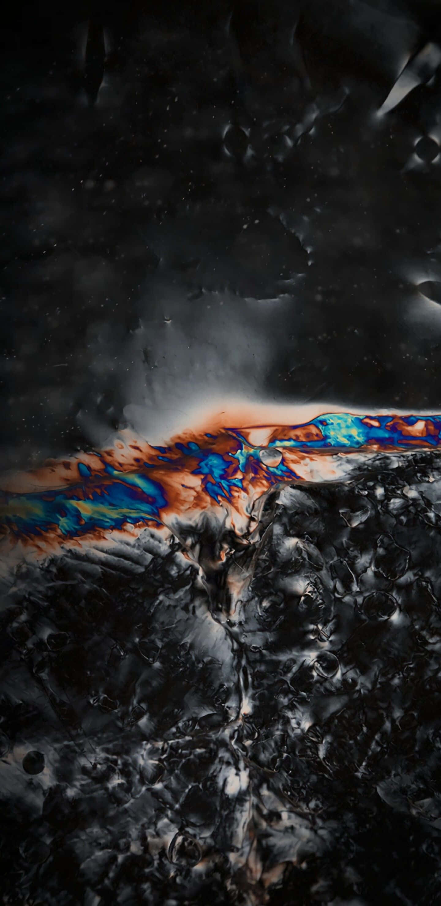 Chaos 桌布 壁紙 — 一個宇宙景觀，有一條發光、彩虹色的星雲帶穿過黑暗紋理空間。