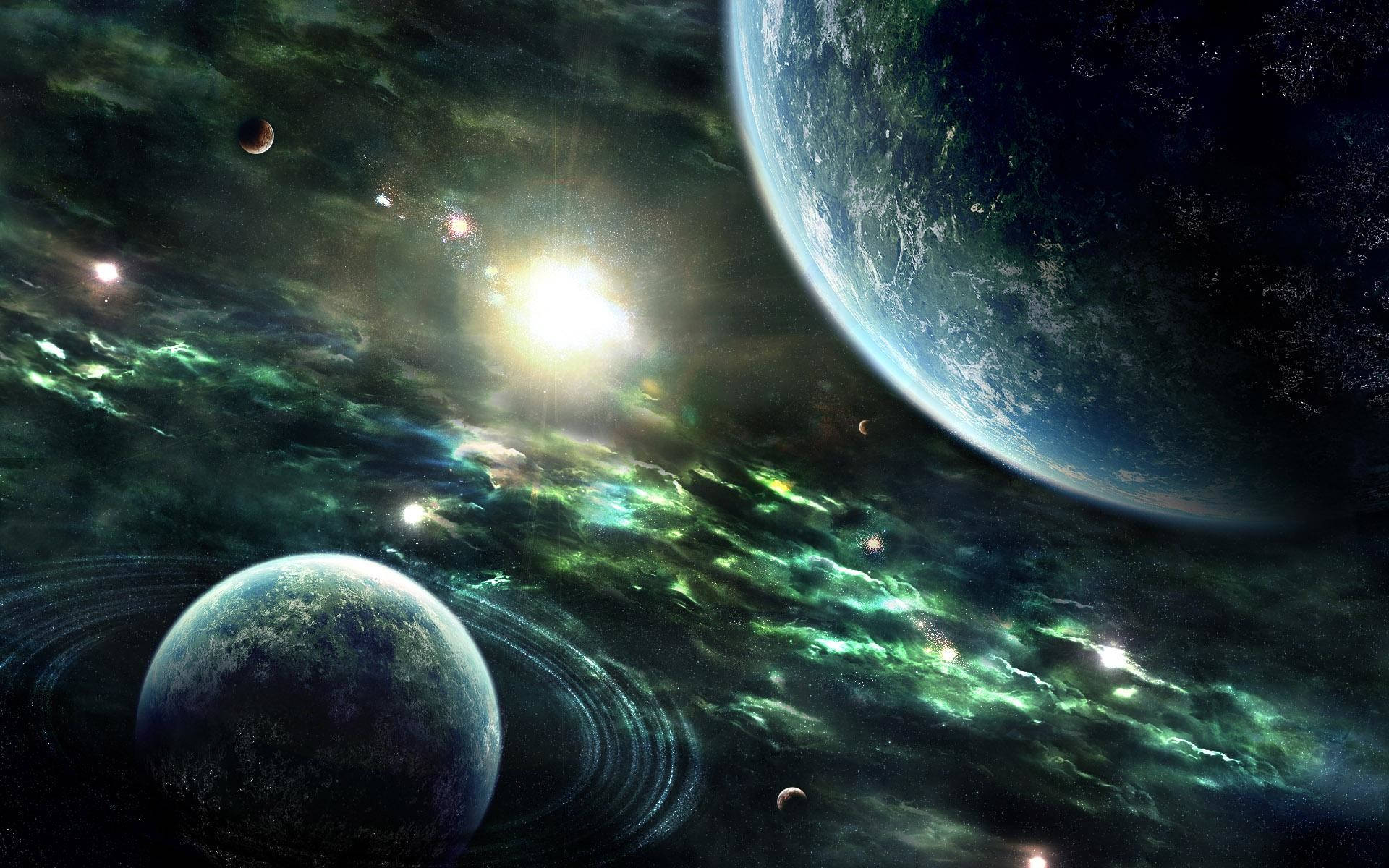 Best Desktop 桌布 壁紙 — 一個宇宙景觀，發光的太陽照亮了旋轉的綠色星雲和兩顆行星，一顆帶有光環，另一顆是藍綠色的類地世界。