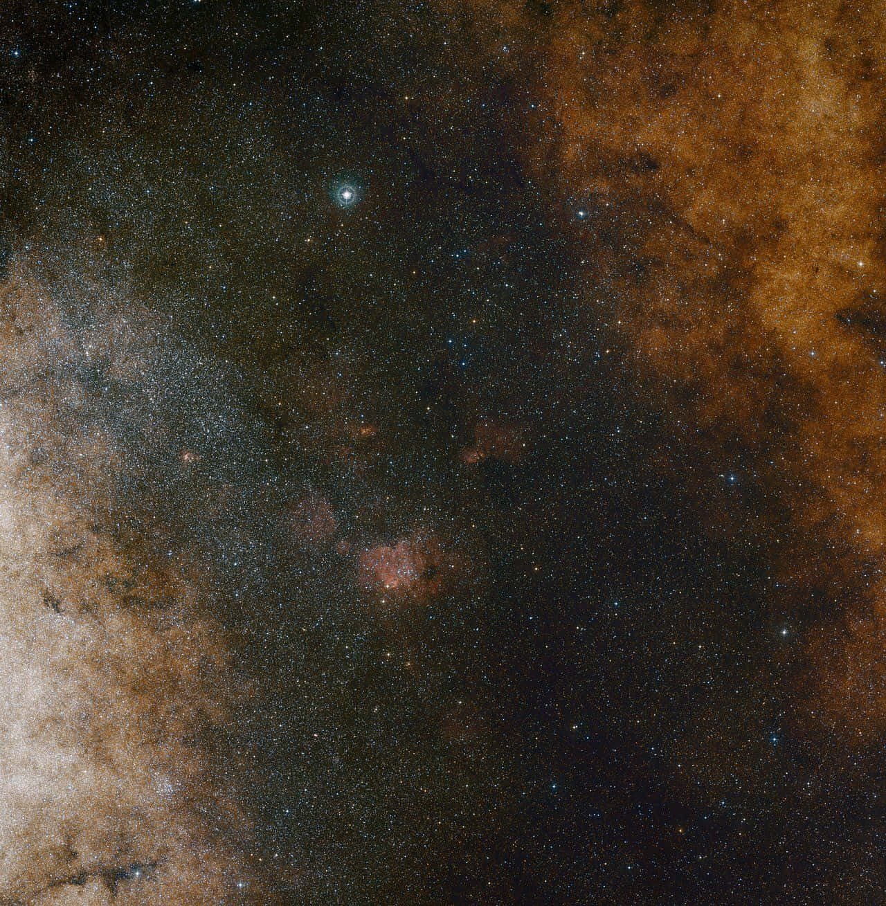 Galactic Center 桌布 壁紙 — 一個宇宙景觀，發光的星雲和無數恆星在深空中旋轉，伴隨著豐富的橙色和棕色雲層。