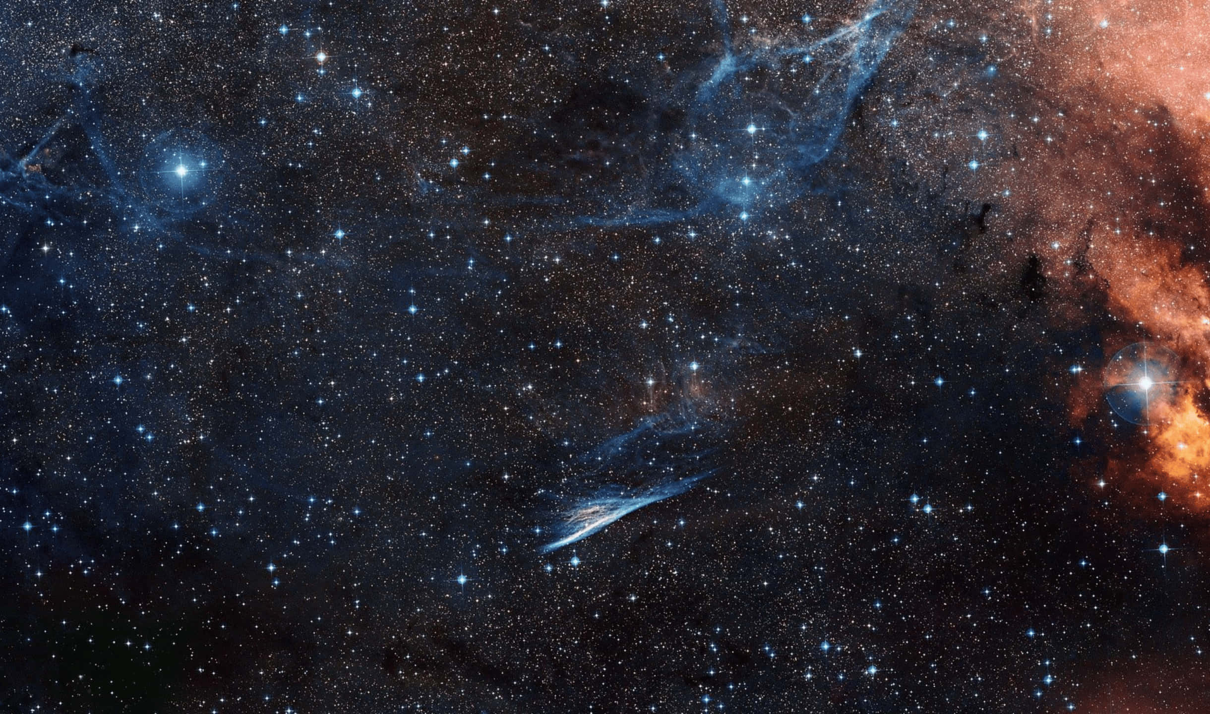 2440x1440 Monitor 桌布 壁紙 — 一個宇宙景觀，發光的星雲和無數恆星在深邃的黑色虛空中，伴隨著鮮豔的藍色和橙色雲彩。