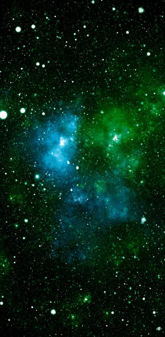 高清 桌布 壁紙 — 一個宇宙景觀，發光的綠色和藍色星雲散佈著無數閃爍的星星，背景是深邃的黑色虛空。