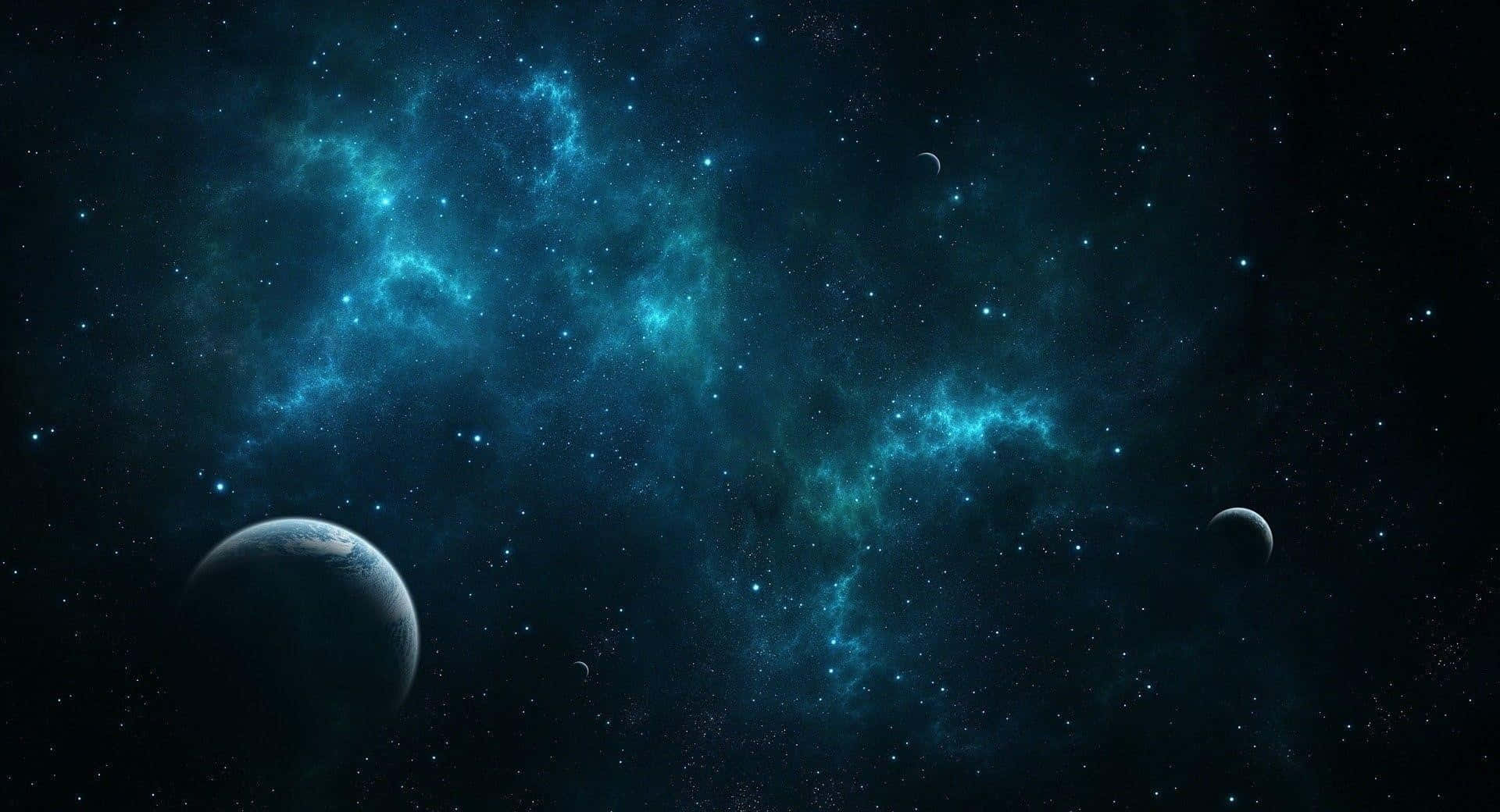 宇宙 桌布 壁紙 — 一個宇宙景觀，發光的青綠色星雲在遙遠的恆星之間旋轉，兩顆行星在廣闊的黑暗空間中漂流。