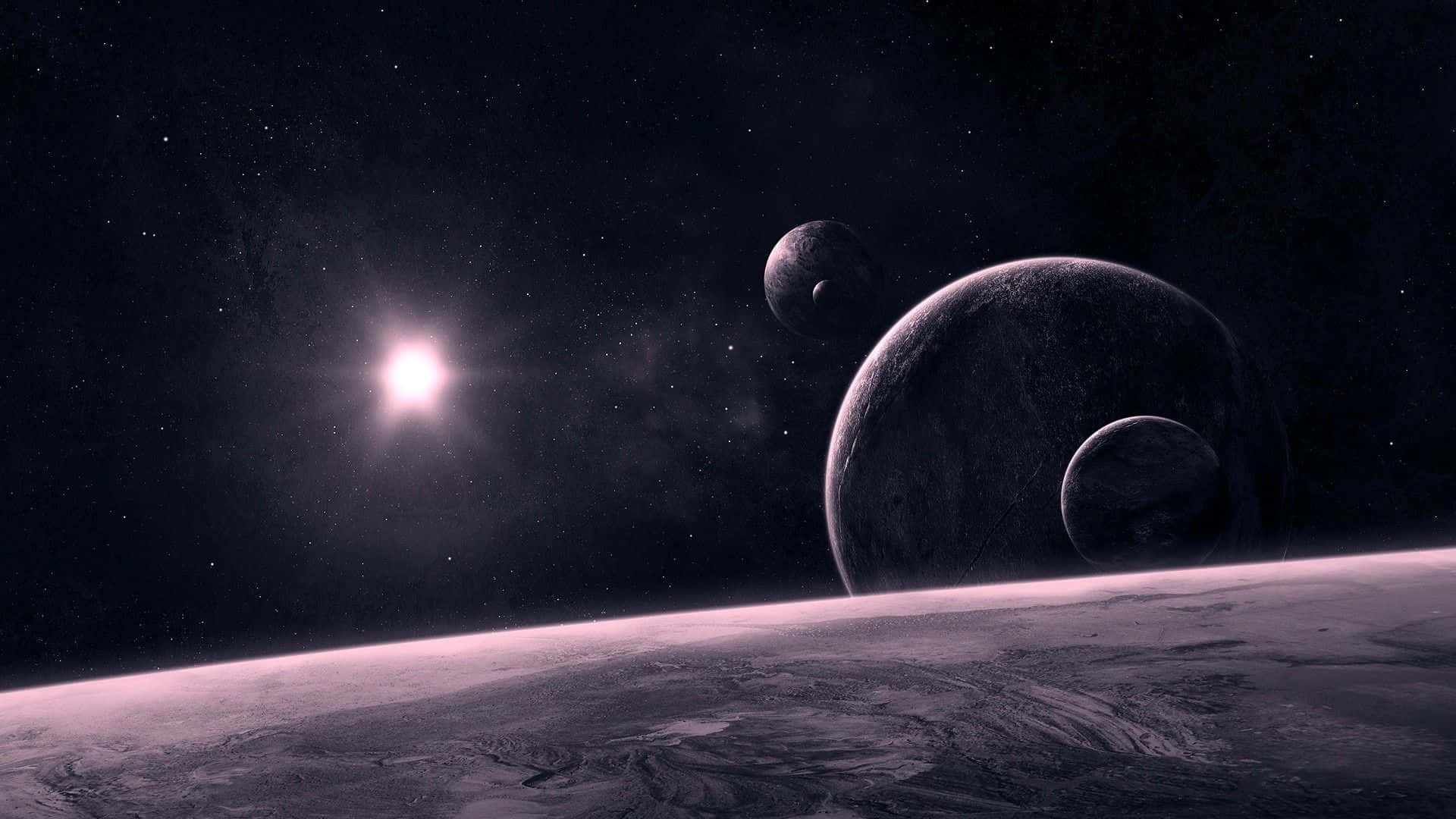 Planets 桌布 壁紙 — 一個宇宙景觀顯示一顆明亮的恆星照亮了一顆帶有兩顆衛星的紫色外星行星，背景是繁星點點的夜空。