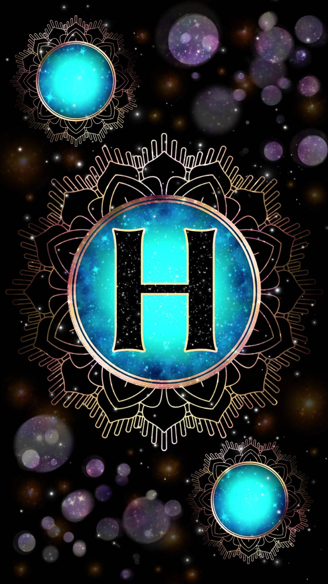 H 桌布 壁紙 — 一個宇宙曼陀羅，中心有一個發光的藍色「H」，周圍環繞著星狀球體和金色花絲，背景是黑暗的星空。