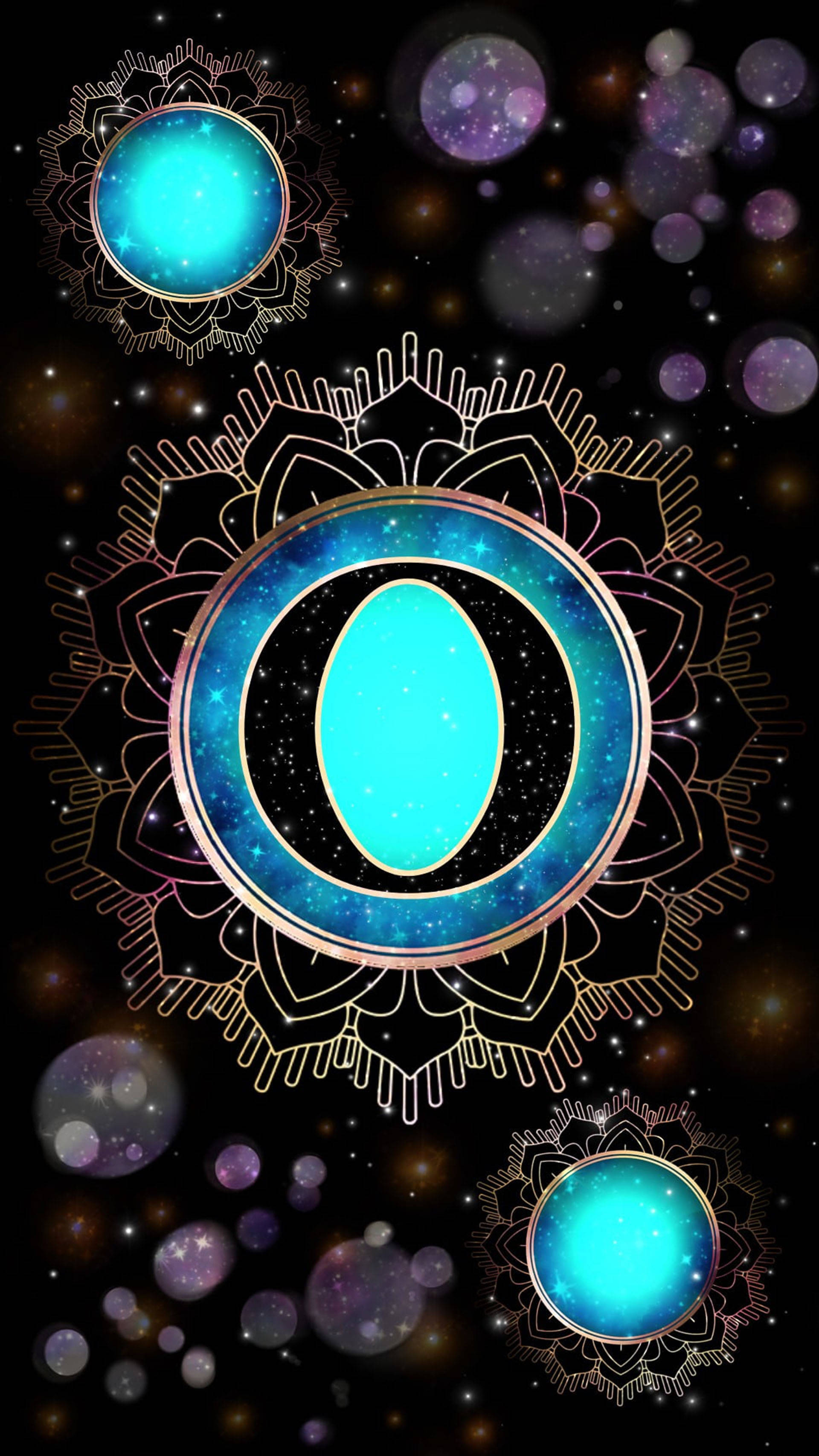 o 桌布 壁紙 — 一個宇宙曼陀羅，帶有發光的青綠色球體和金色花絲，背景是帶有紫色散景的星空黑色背景。