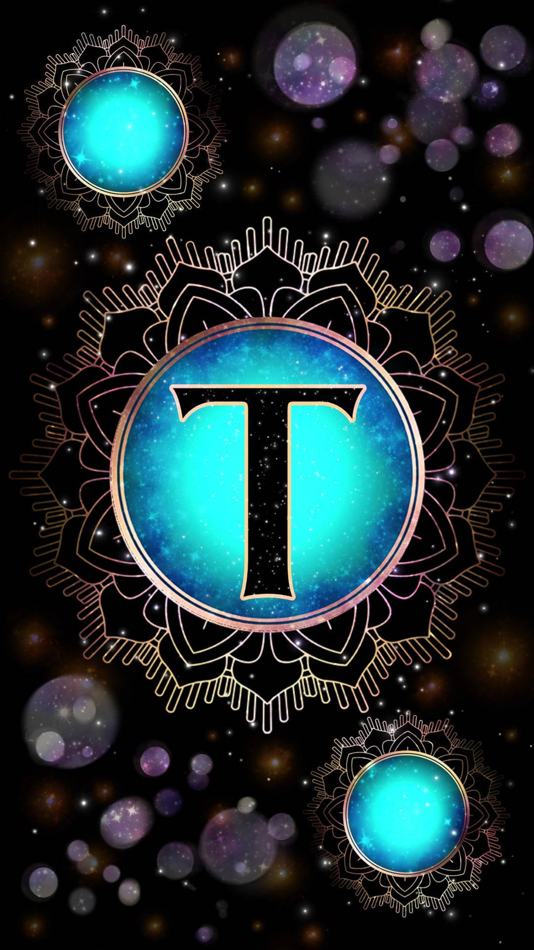 t 桌布 壁紙 — 一個宇宙曼陀羅設計，中心有一個發光的藍色「T」，周圍環繞著星狀球體和金色花絲，背景為黑暗太空。